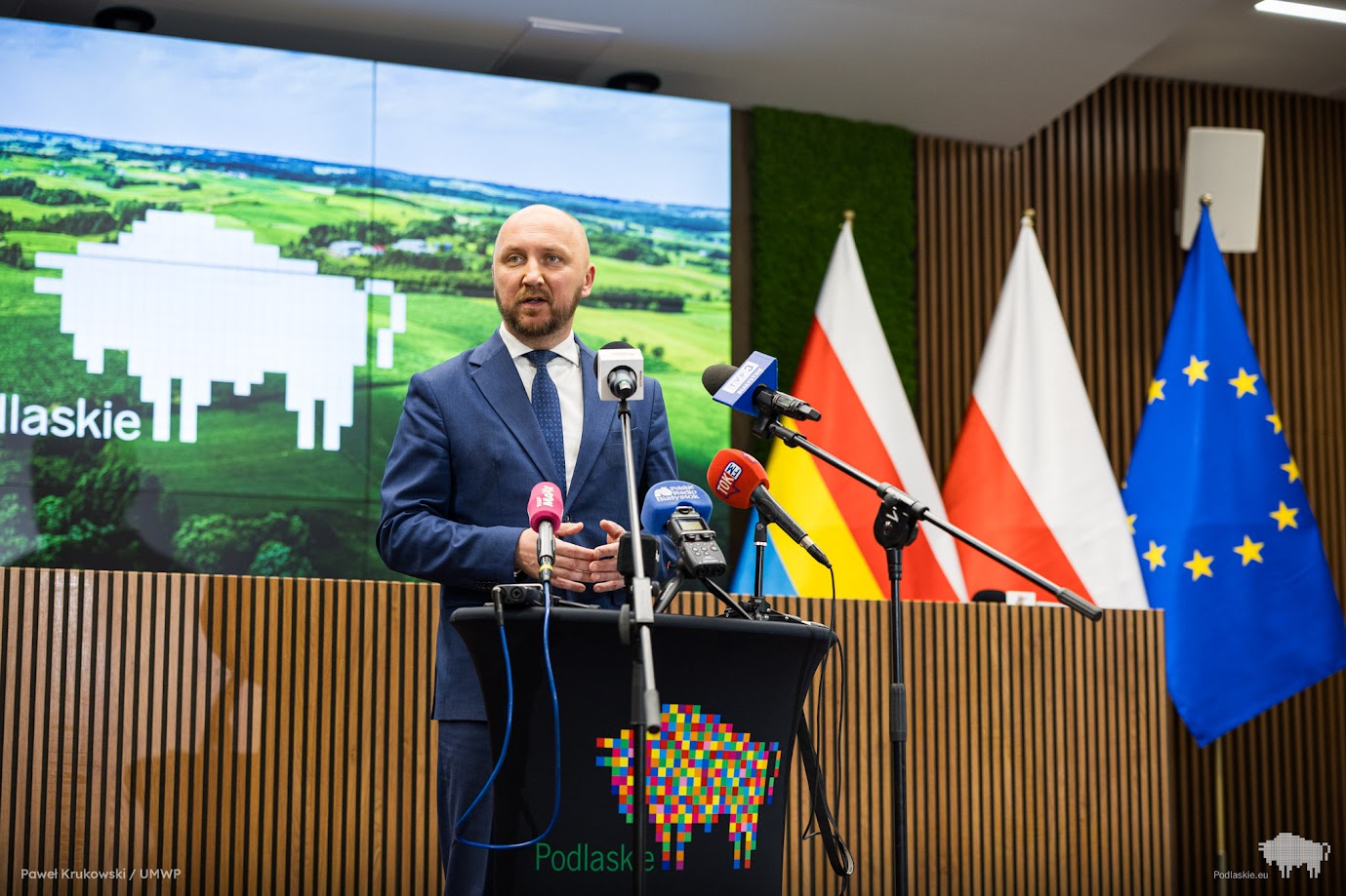 Marszałek Łukasz Prokorym zabiera głos podczas konferencji prasowej