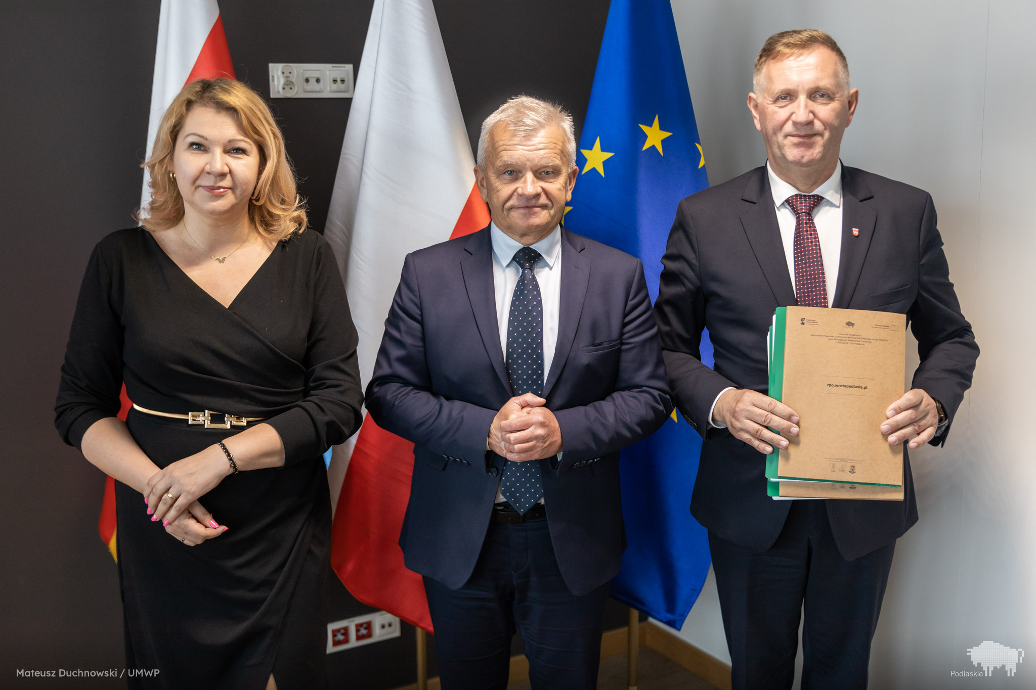 Sygnatariusze umowy pozują do pamiątkowego zdjęcia