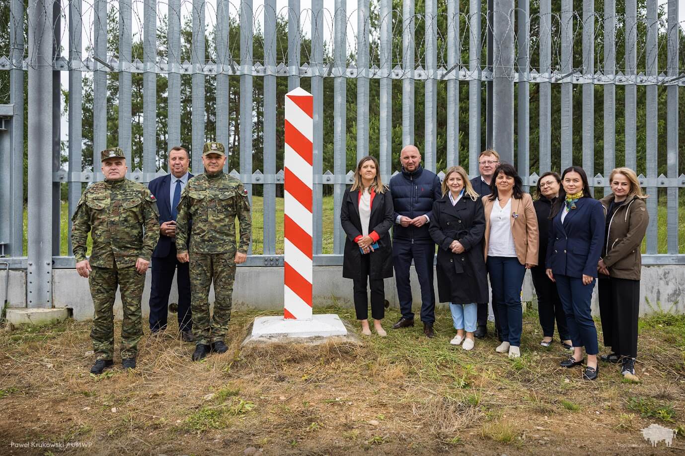 Grupa osób pozuje do pamiątkowego zdjęcia