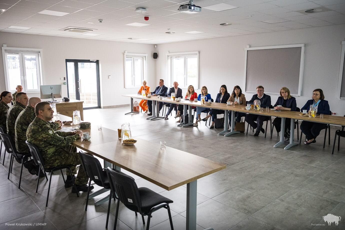 Grupa osób siedzi przy stole