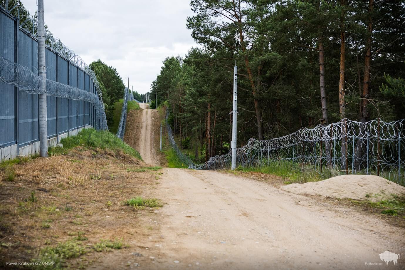 Płot przy granicy kraju