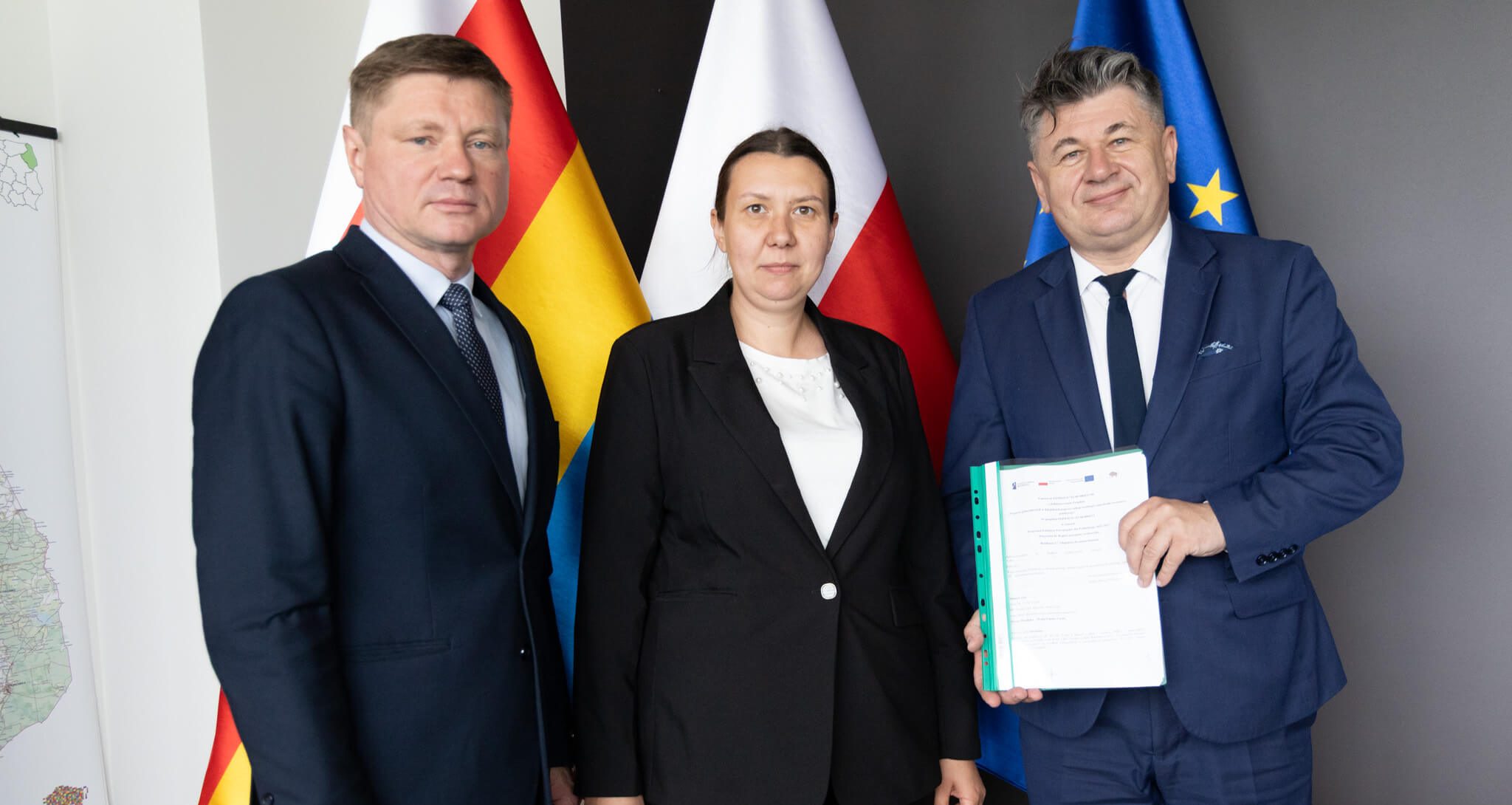 Sygnatariusze umowy pozują do pamiątkowego zdjęcia