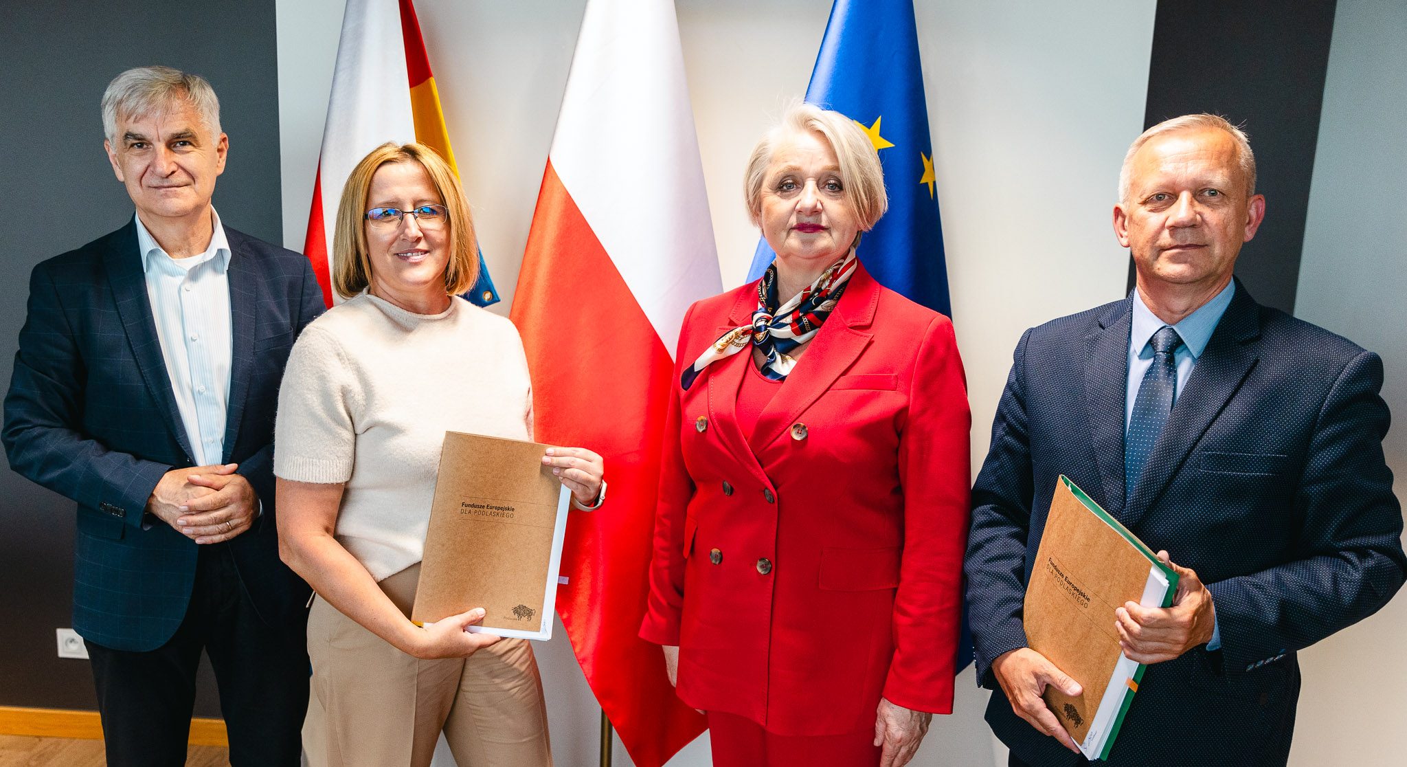 Sygnatariusze umowy pozują do pamiątkowego zdjęcia
