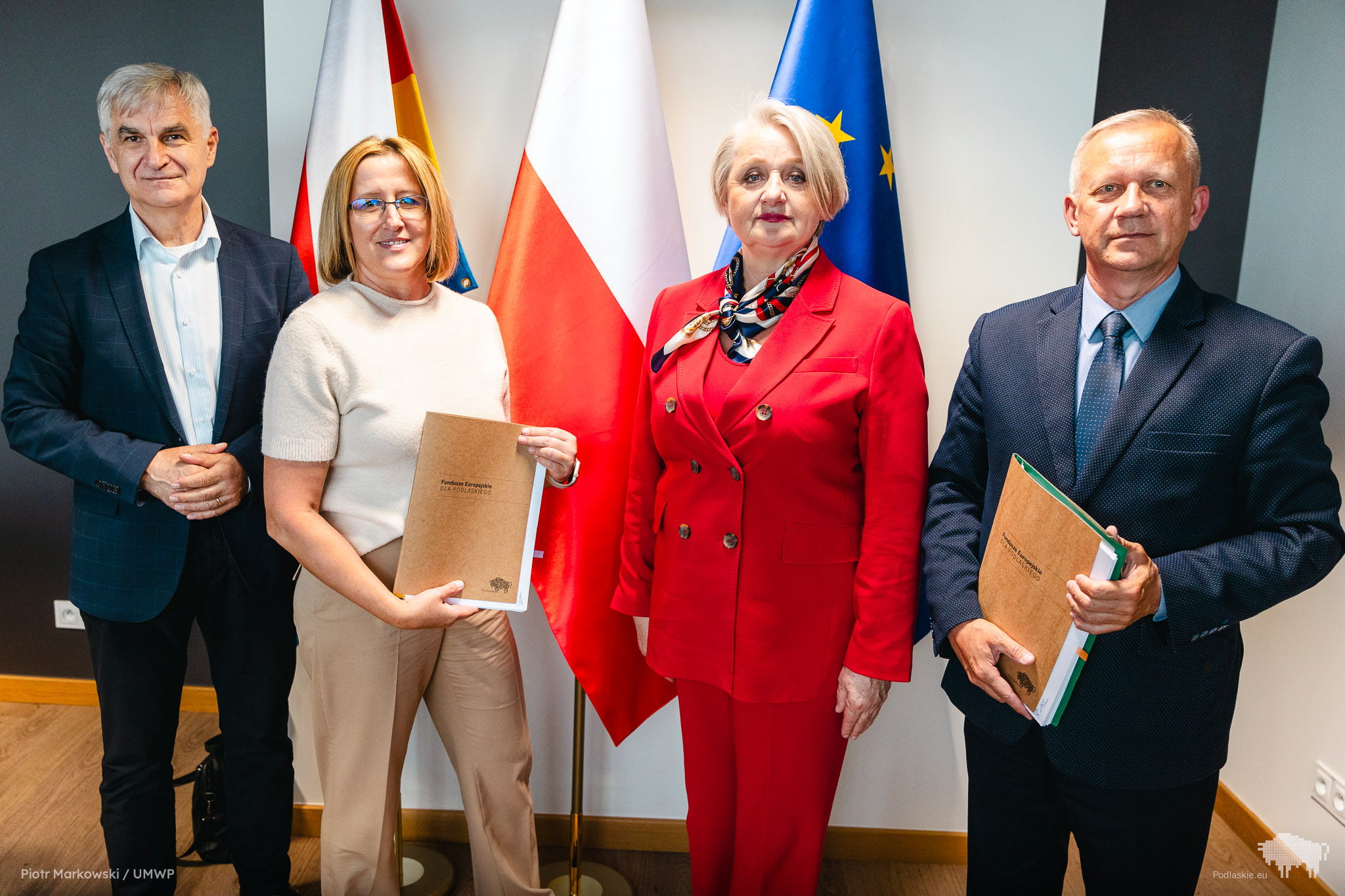 Sygnatariusze umowy pozują do pamiątkowego zdjęcia