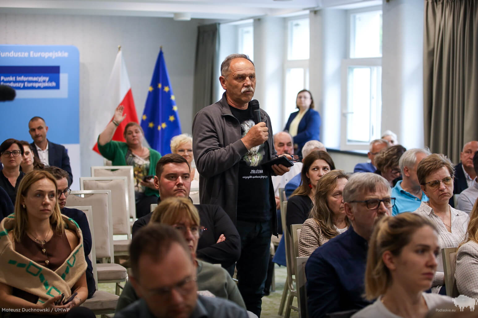 Uczestnik spotkania informacyjnego zabiera głos