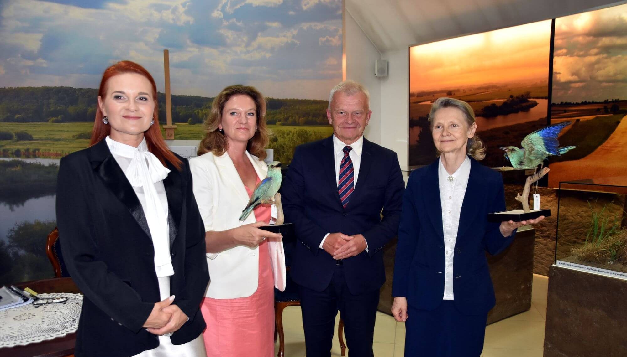 Przedstawiciele Muzeum w Drozdowie i członek Zarządu Jacek Piorunek pozują do wspólnego zdjęcia