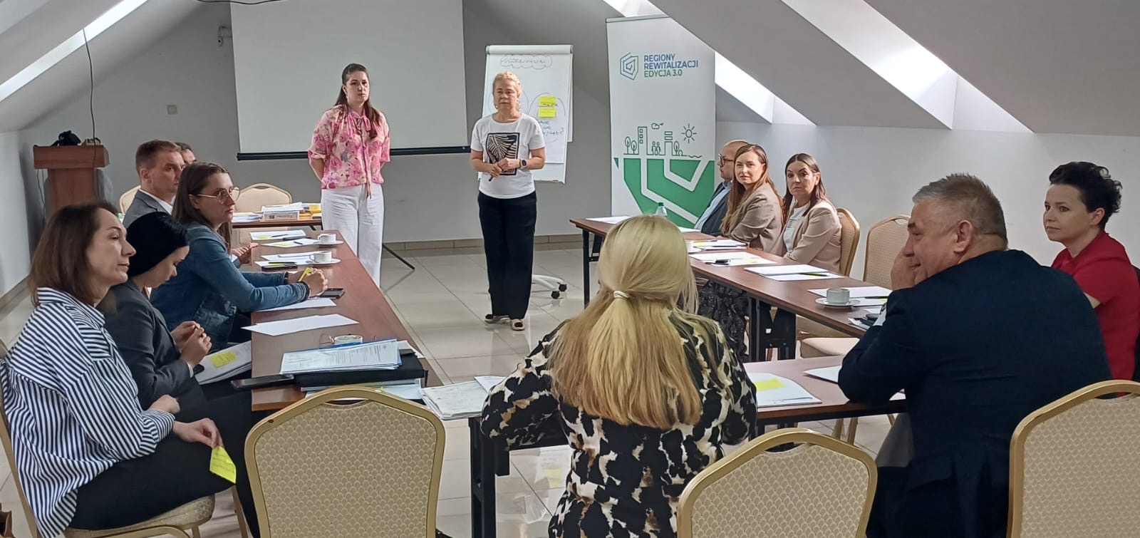 Uczestnicy szkolenia siedzą na sali