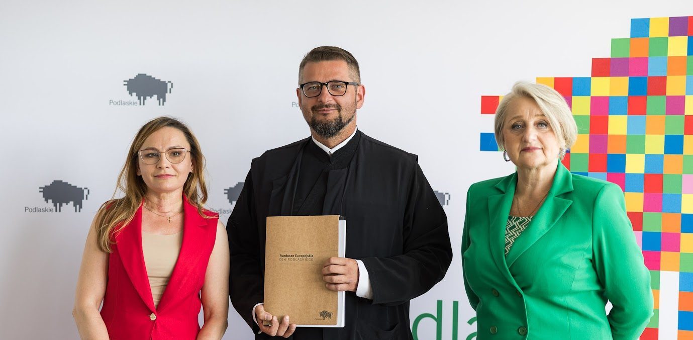 Sygnatariusze umowy pozują do pamiątkowego zdjęcia