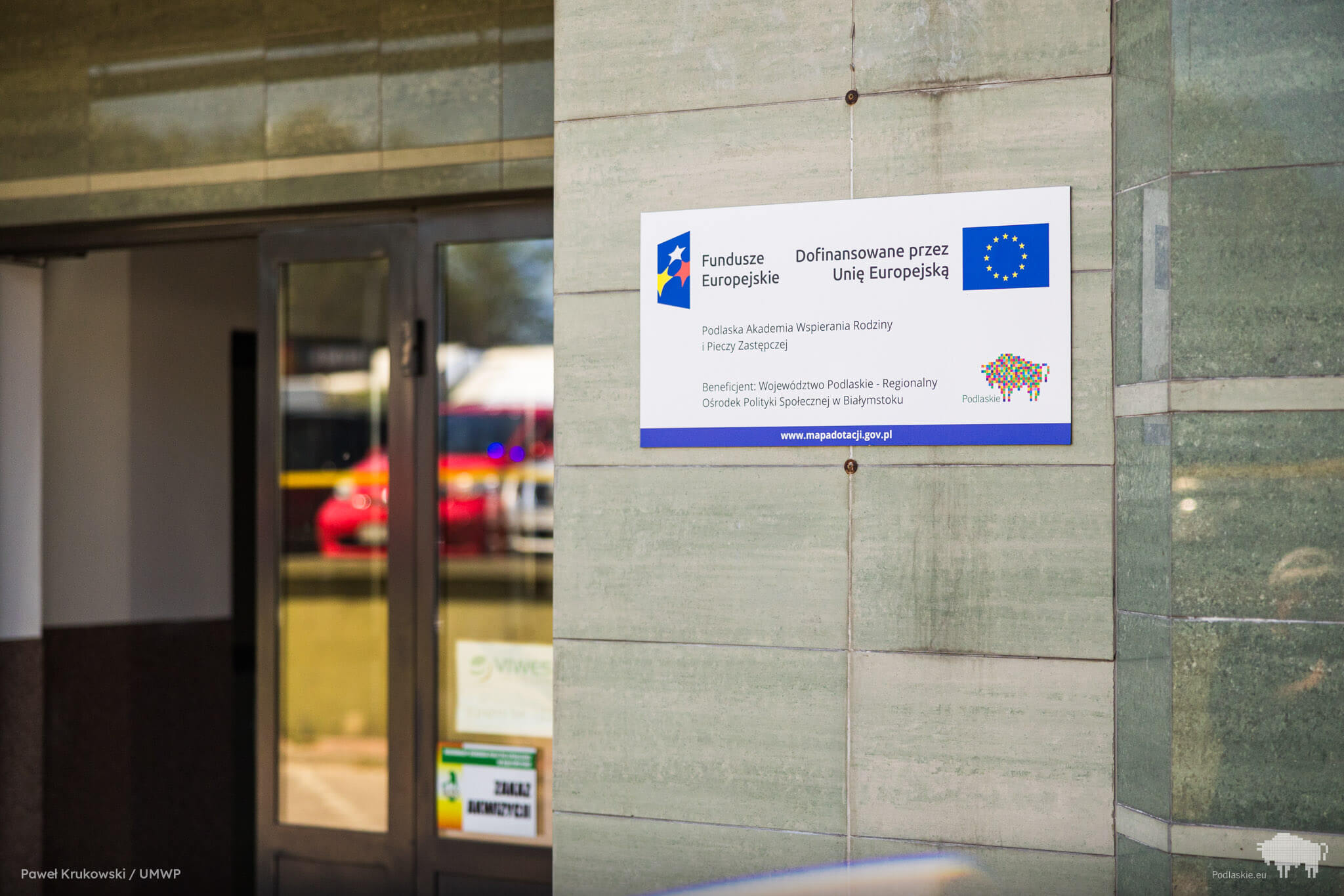Tablica informacyjna na ścianie budynku