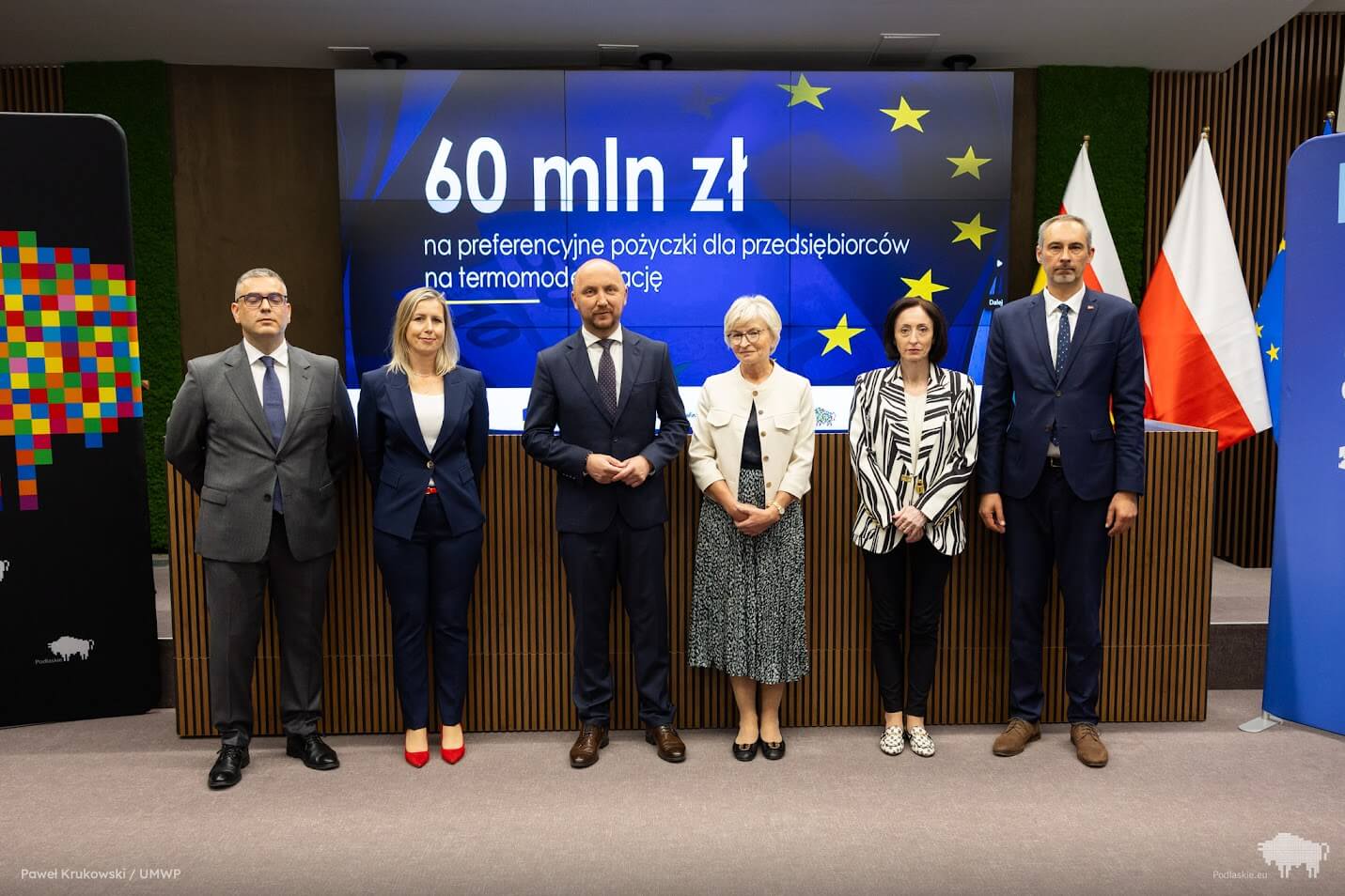Uczestnicy konferencji prasowej pozują do wspólnego zdjęcia