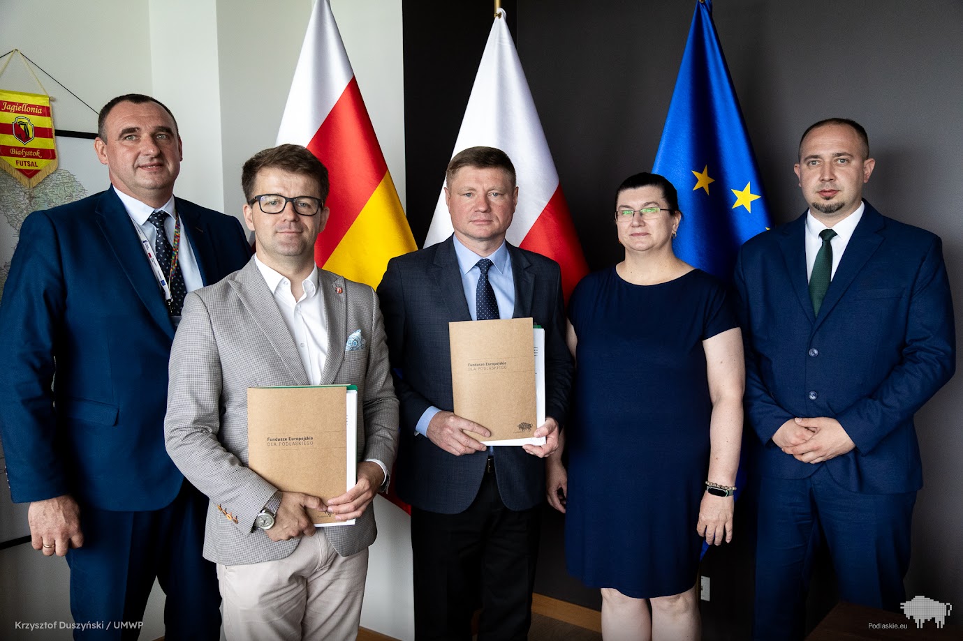Sygnatariusze umowy pozują do pamiątkowego zdjęcia