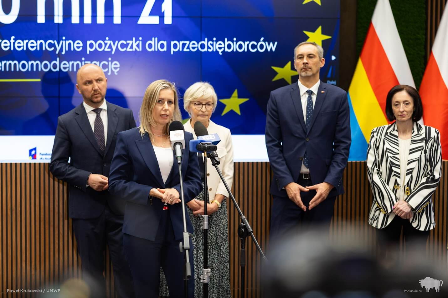 Kobieta zabiera głos podczas konferencji prasowej
