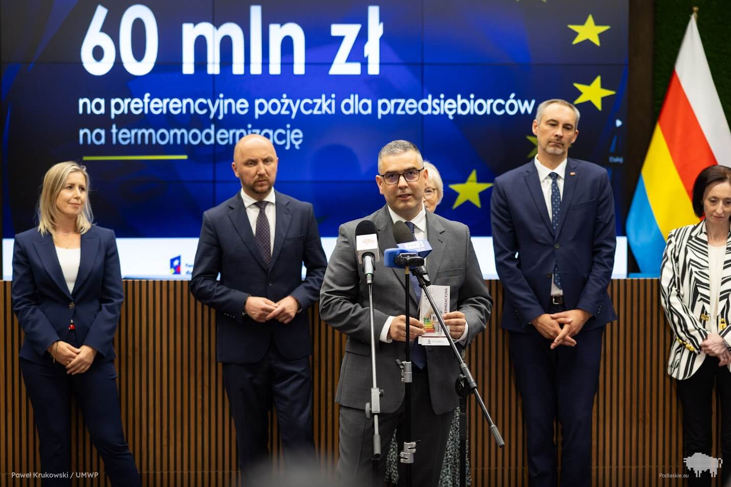 Mężczyzna mówi do mikrofonu