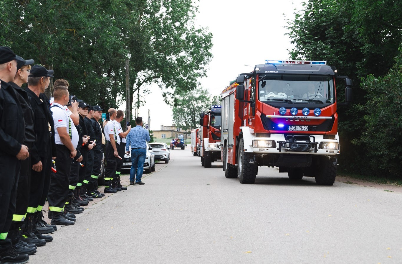 Załoga OSP przy sprzęcie strażackim