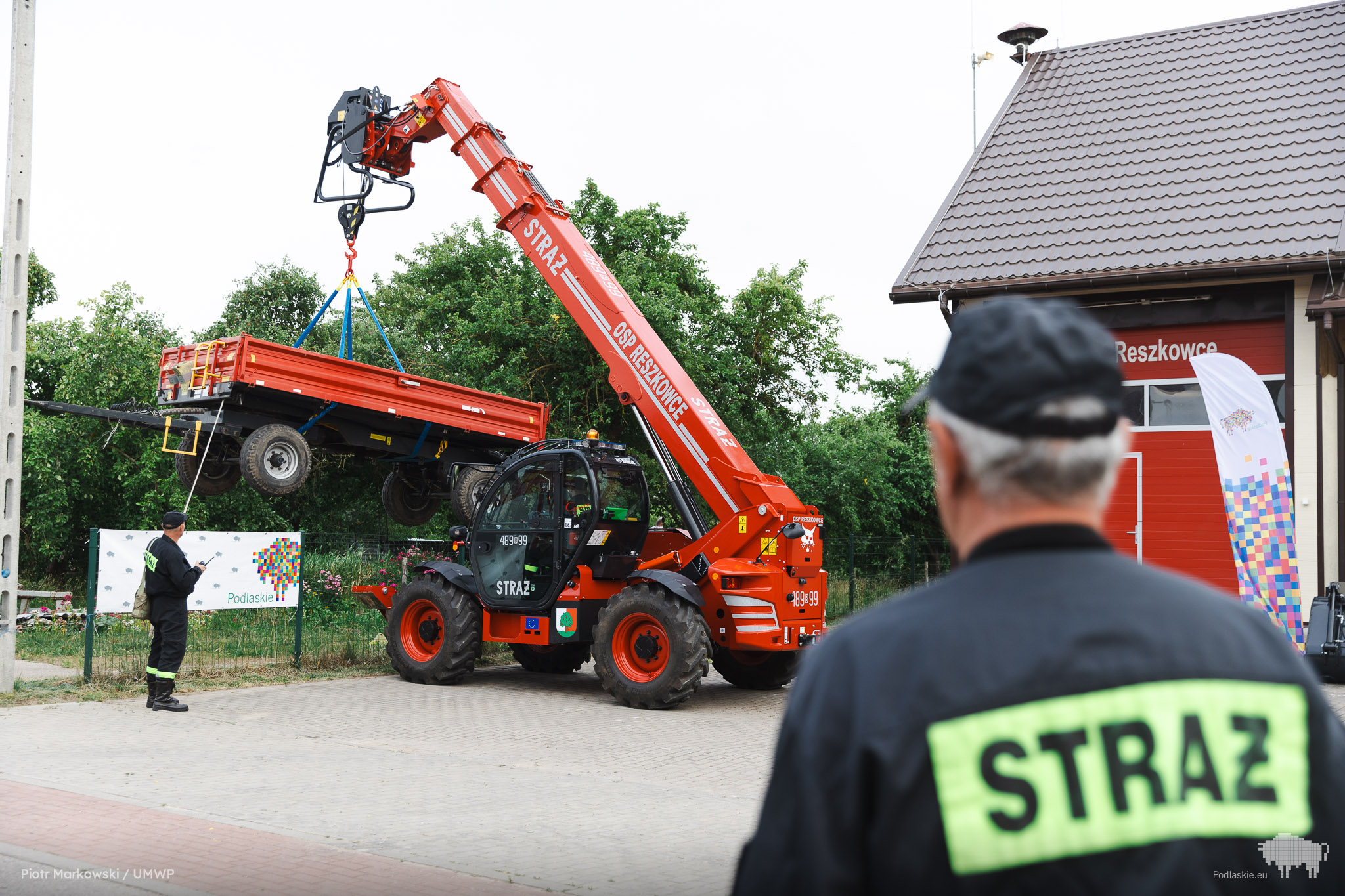 Wóz strażacki i budynek OSP