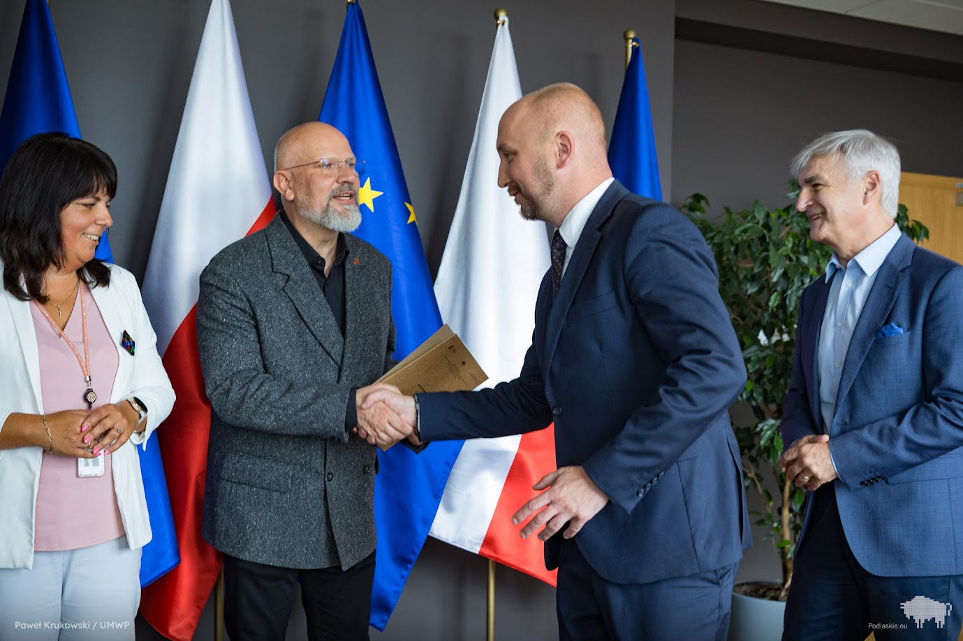 Dwóch mężczyzn podaje sobie rękę