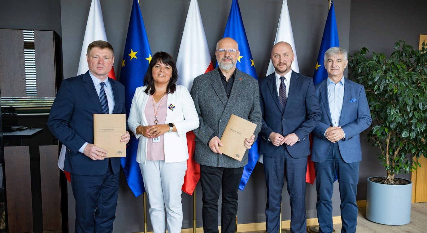 Sygnatariusze umowy pozują do pamiątkowego zdjęcia
