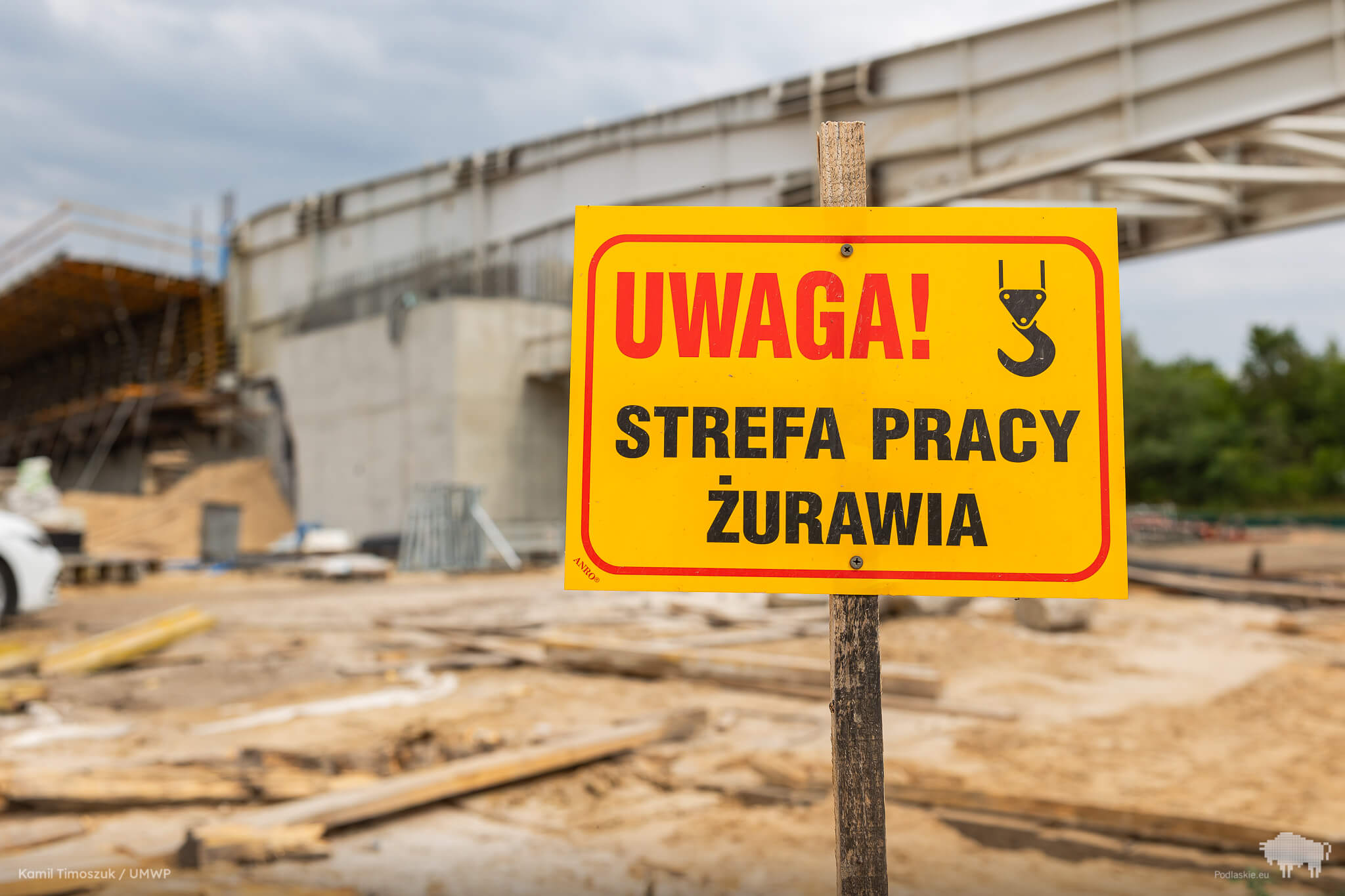 Tabliczka ostrzegawcza na placu budowy drogi