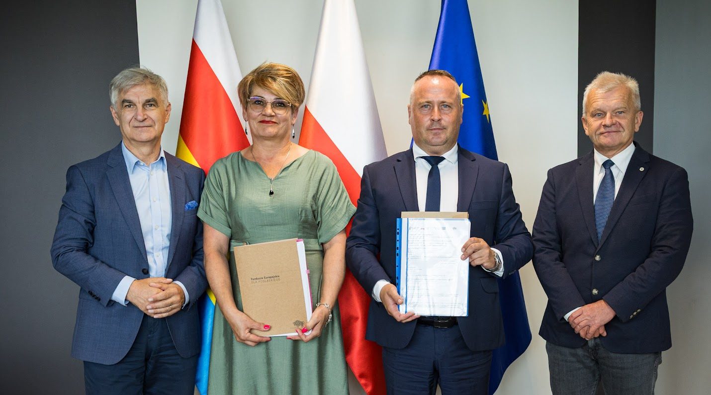 Sygnatariusze umowy pozują do pamiątkowego zdjęcia