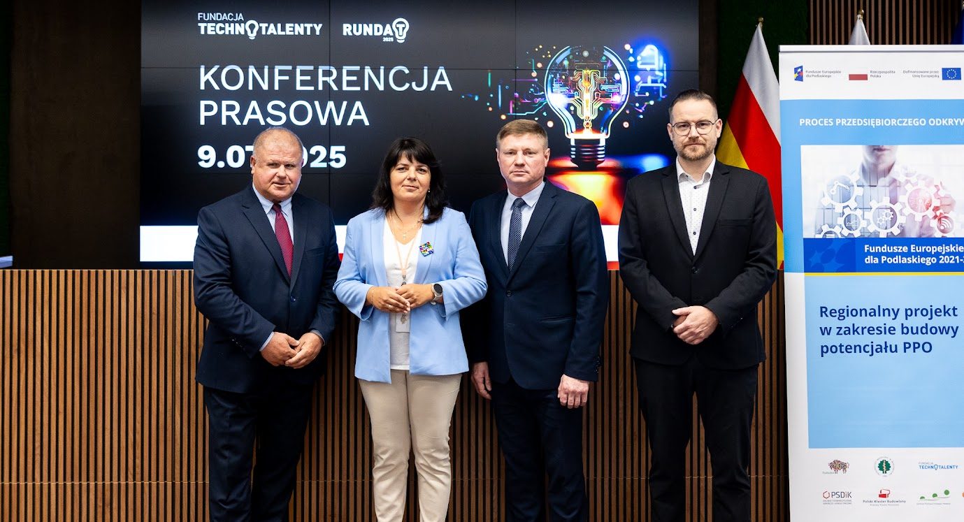 Uczestnicy konferencji prasowej pozują do wspólnego zdjęcia