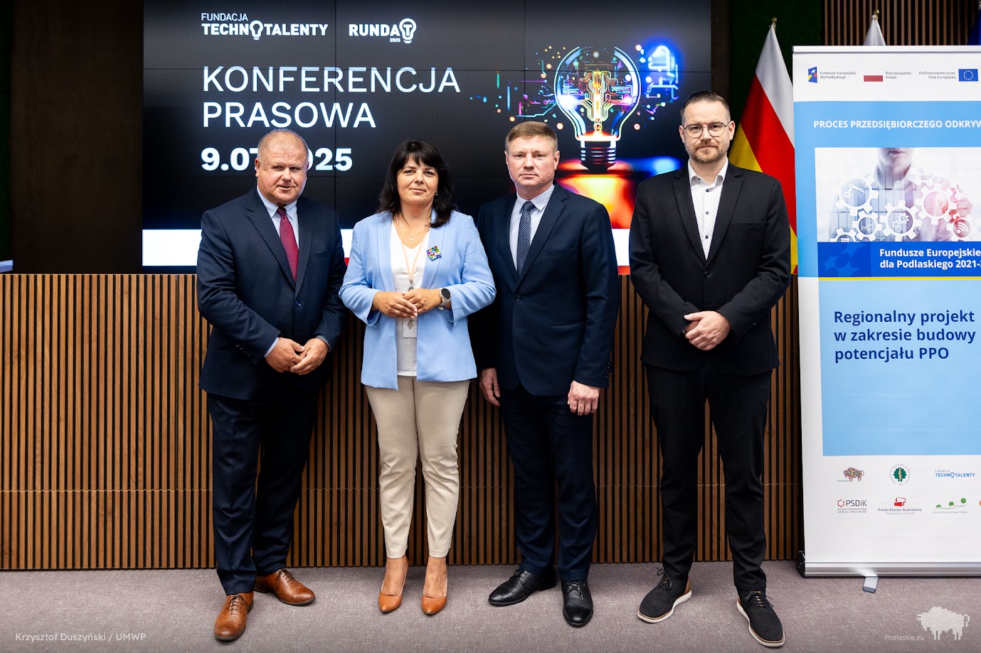 Uczestnicy konferencji prasowej pozują do wspólnego zdjęcia