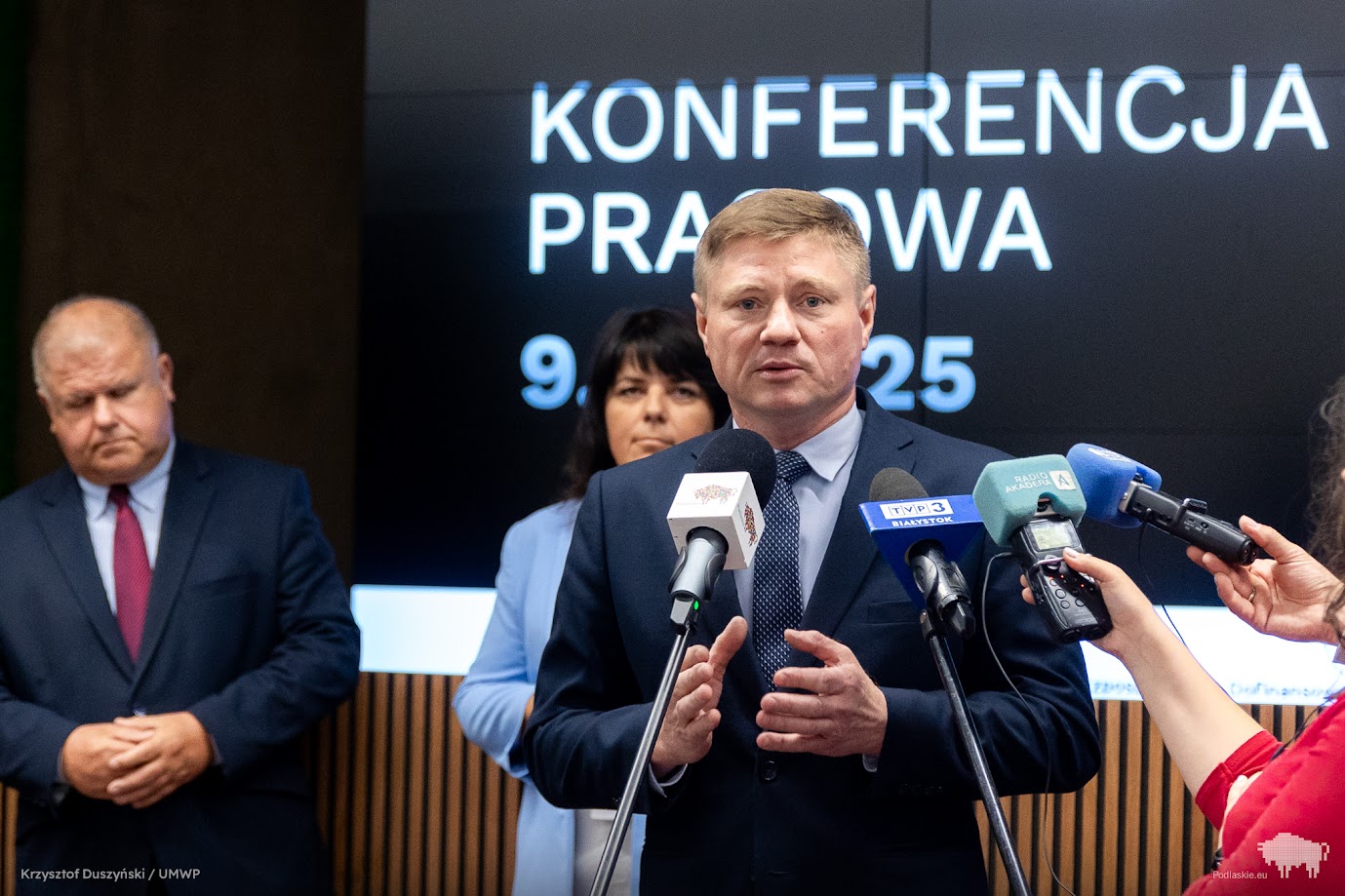 Wicemarszałek Marek Malinowski przemawia podczas konferencji prasowej