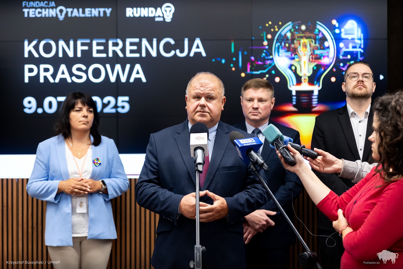 Mężczyzna zabiera głos podczas konferencji prasowej
