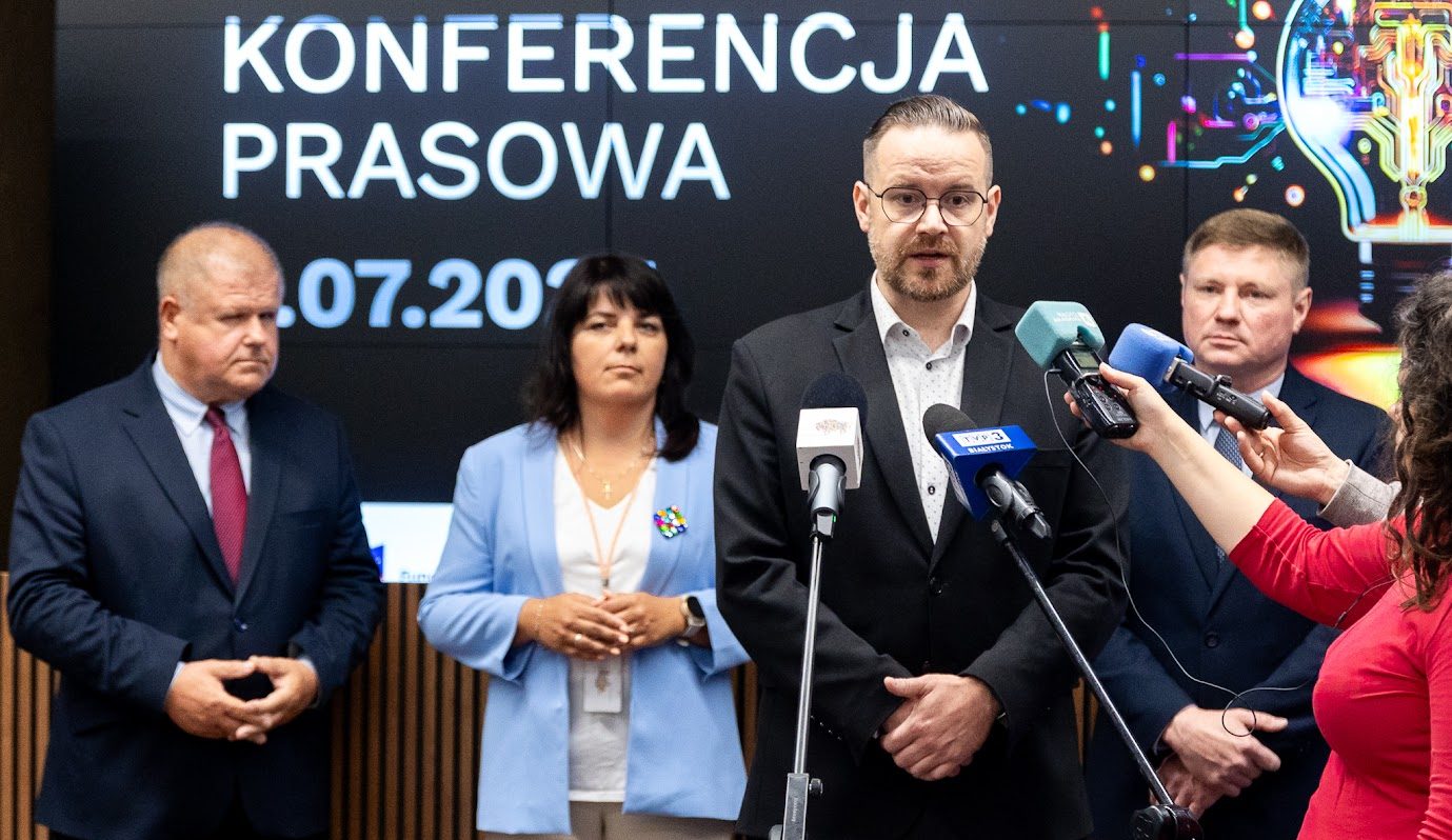 Mężczyzna mówi do mikrofonu
