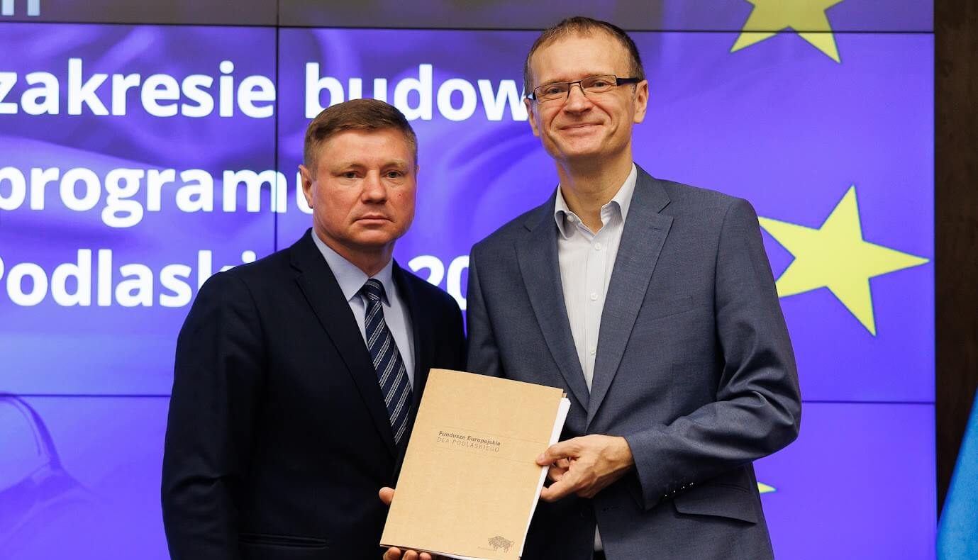 Sygnatariusze umowy pozują do pamiątkowego zdjęcia