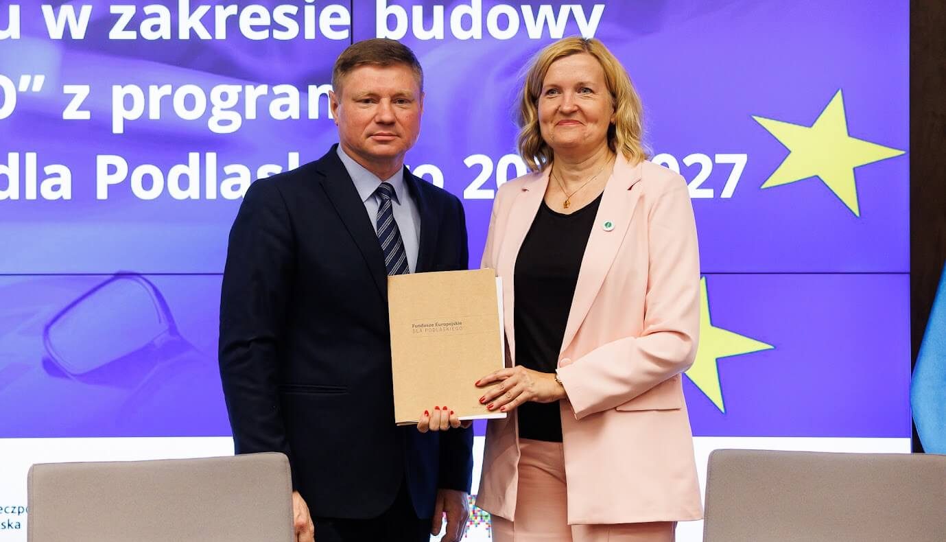 Sygnatariusze umowy pozują do pamiątkowego zdjęcia