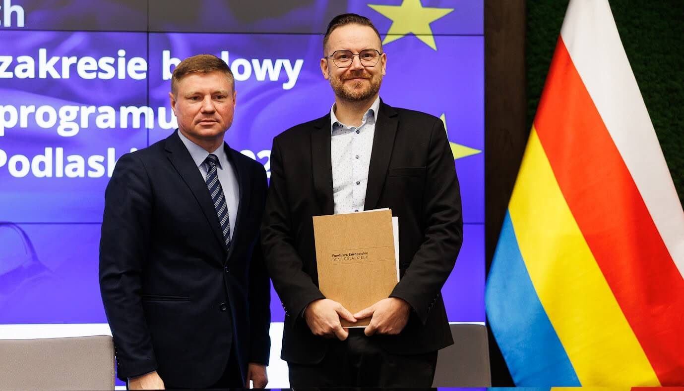 Sygnatariusze umowy pozują do pamiątkowego zdjęcia