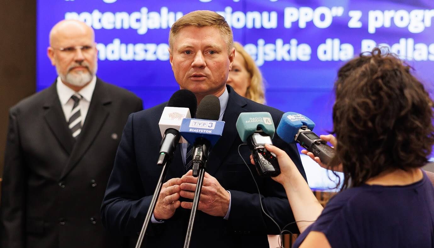 Wicemarszałek Marek Malinowski przemawia podczas konferencji prasowej
