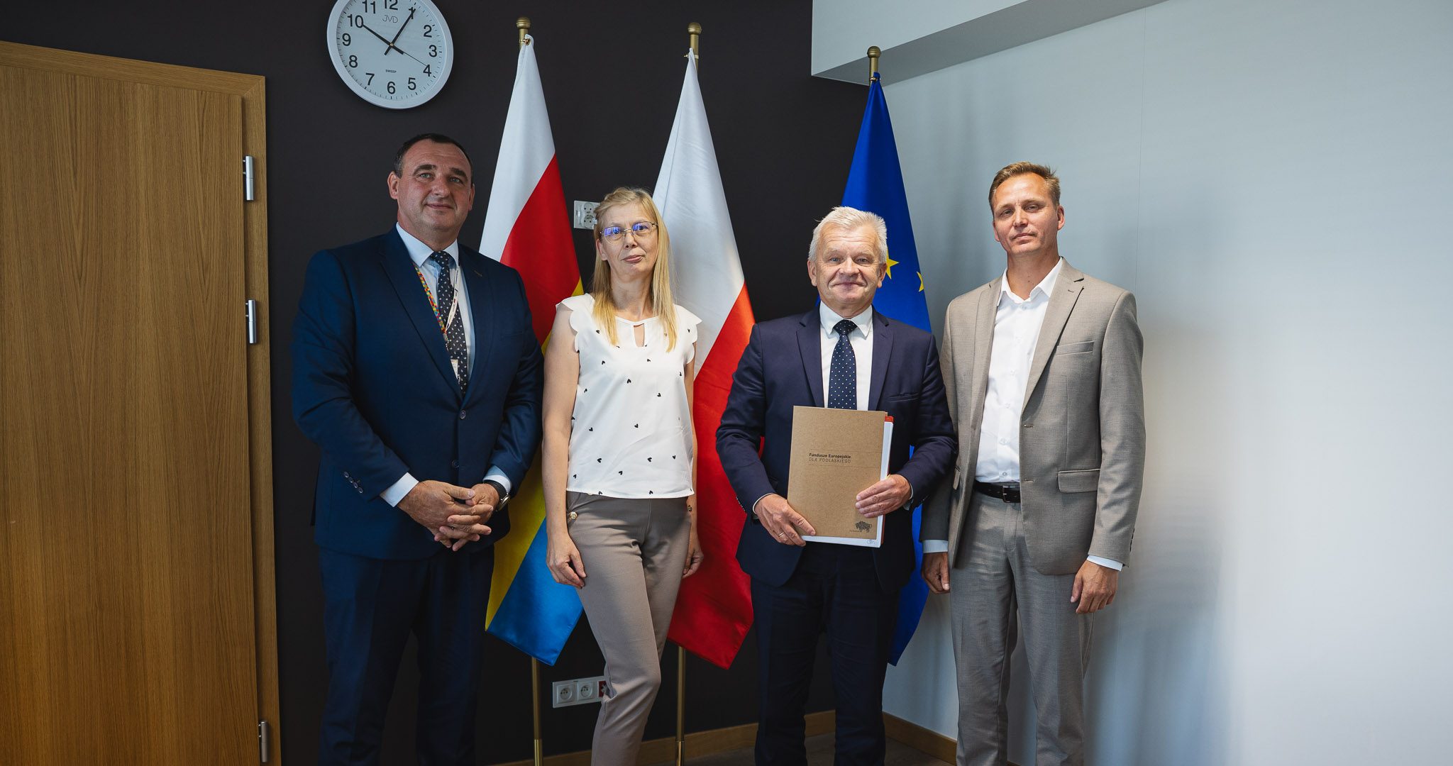 Sygnatariusze umowy pozują do pamiątkowego zdjęcia