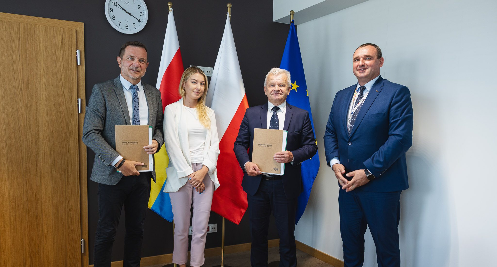 Sygnatariusze umowy pozują do pamiątkowego zdjęcia