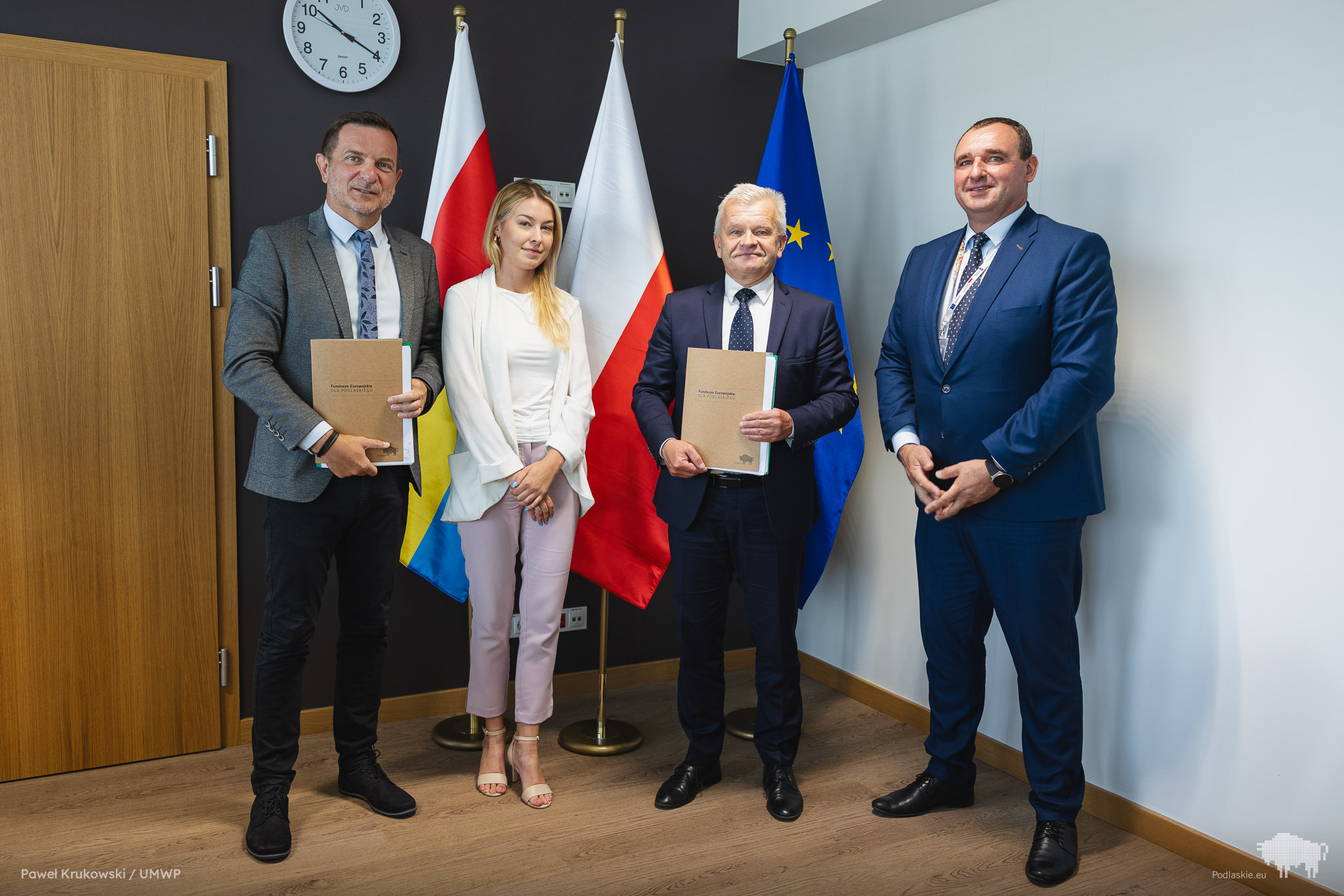 Sygnatariusze umowy pozują do pamiątkowego zdjęcia