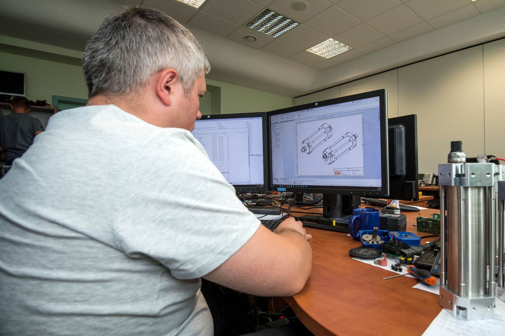 Mężczyzna projektuje element na komputerze