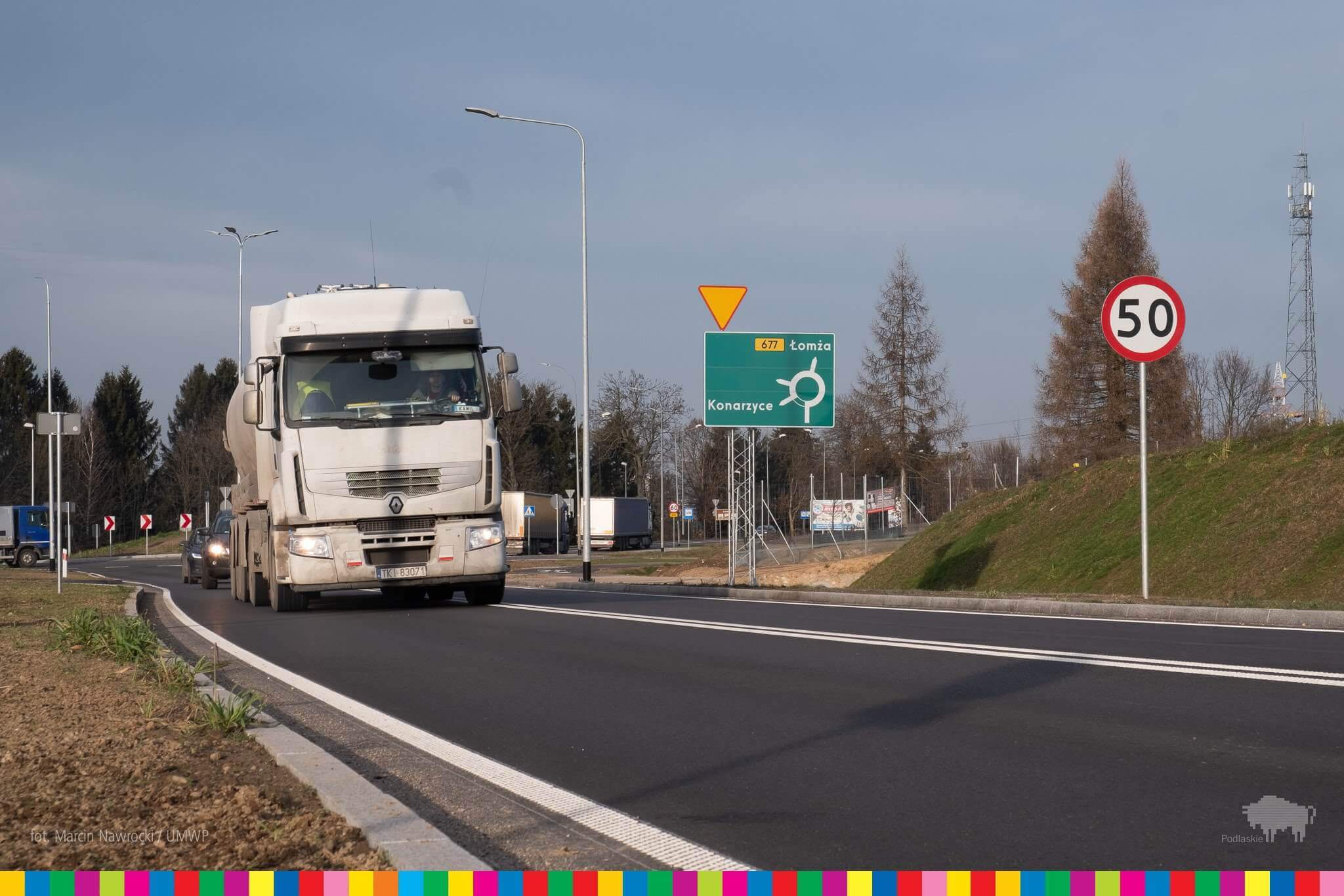 Samochód ciężarowy jedzie drogą
