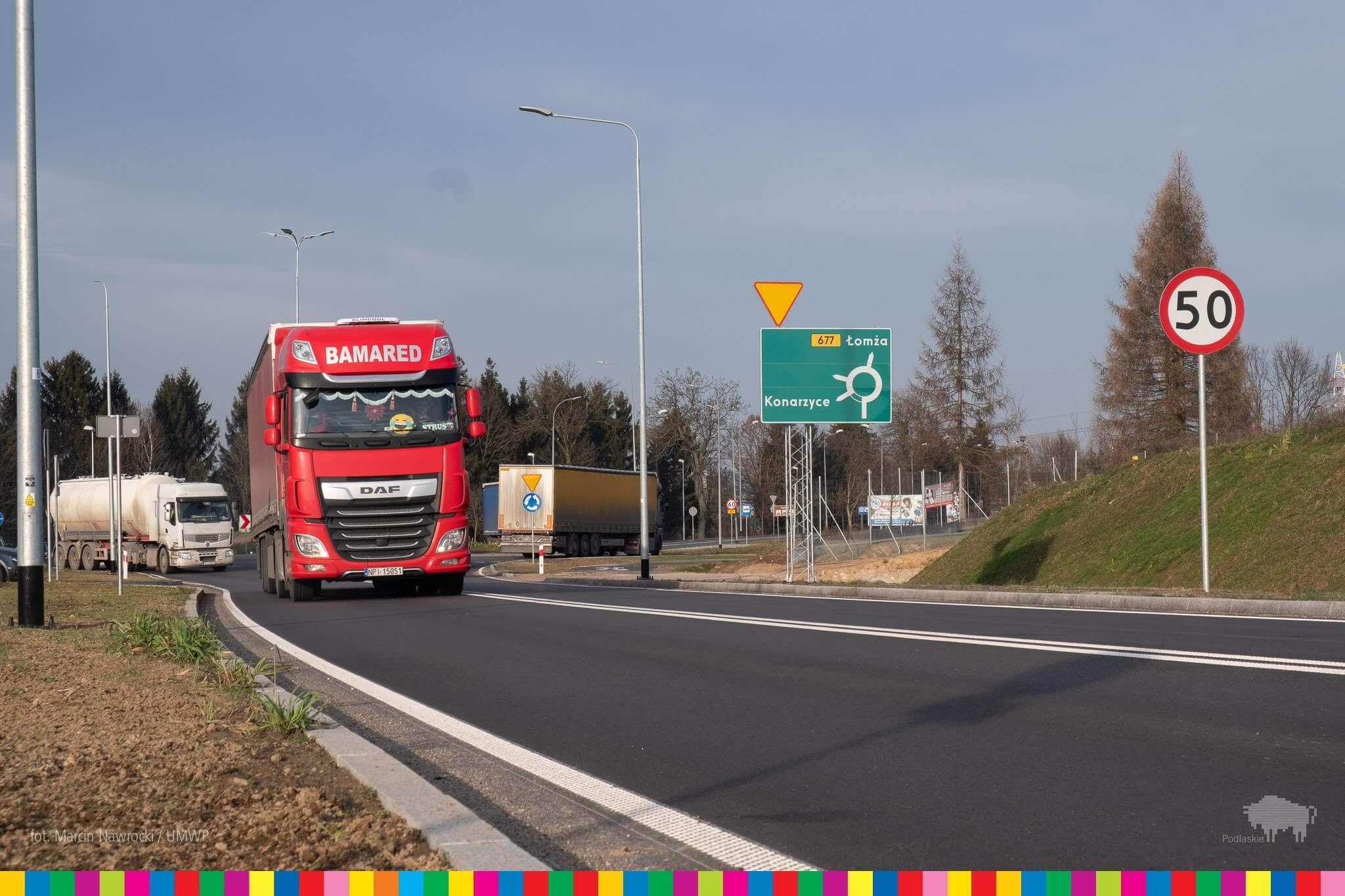 Samochód ciężarowy jedzie drogą