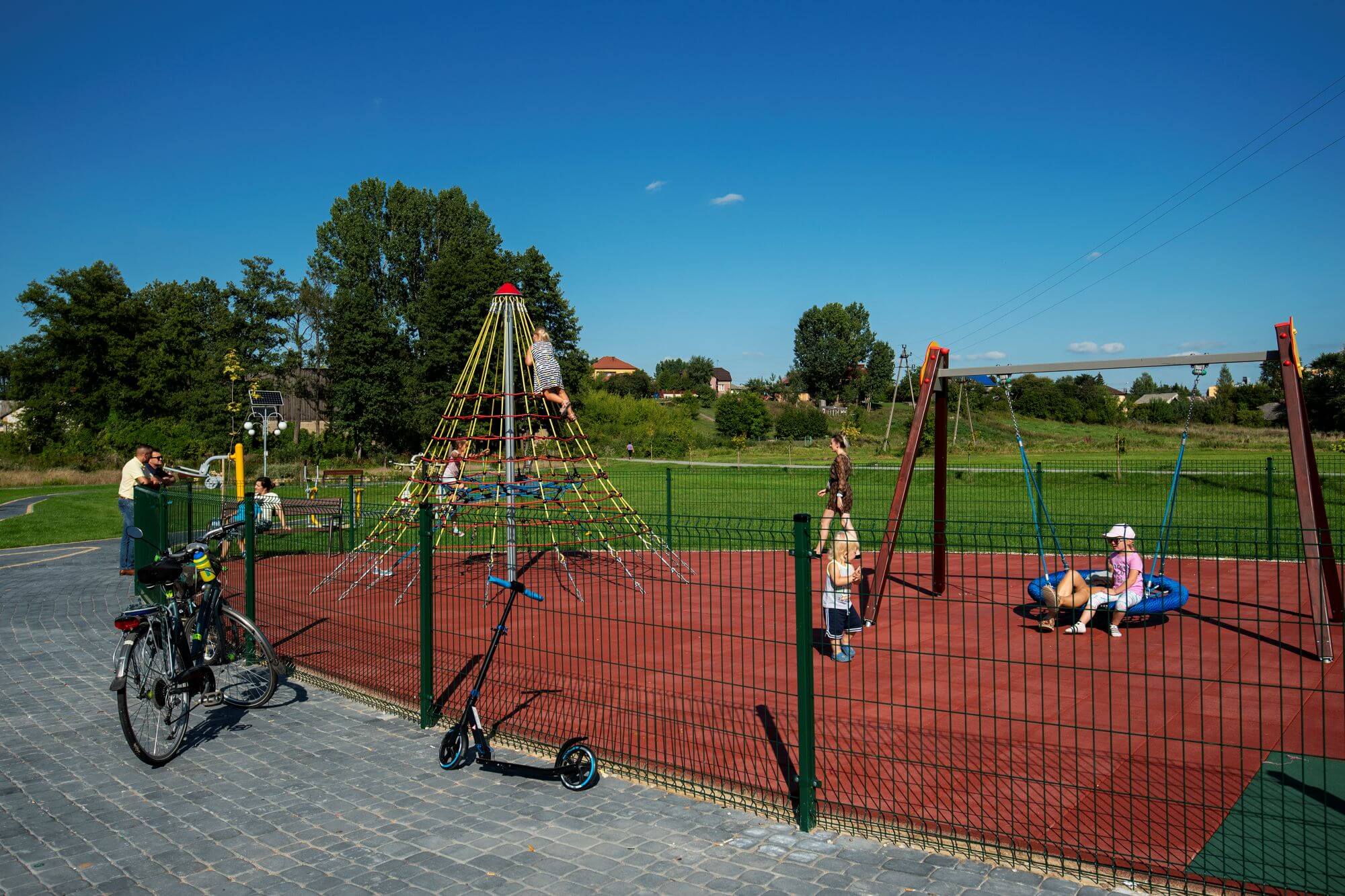 Zmodernizowany plac w Kuleszach Kościelnych