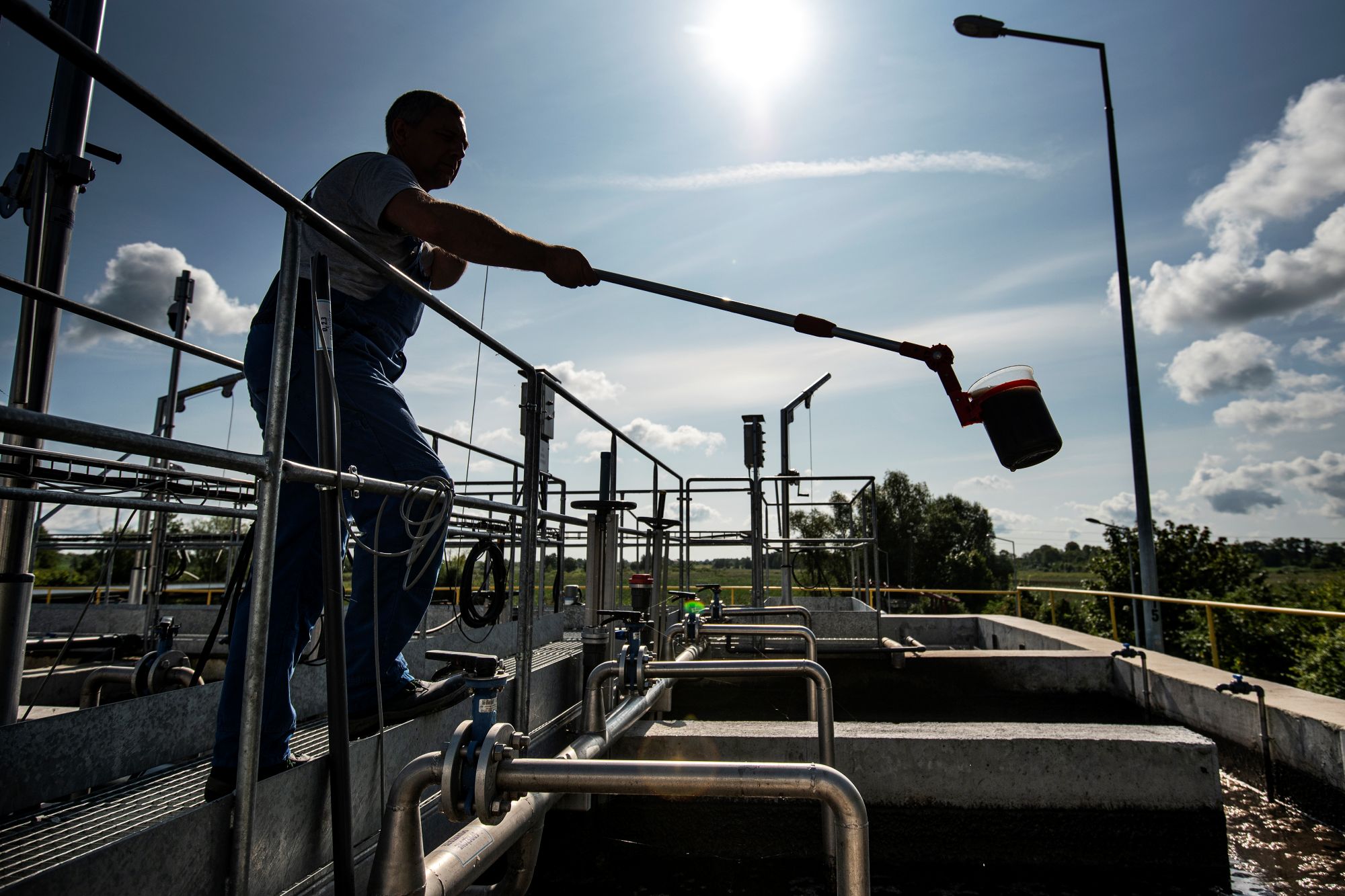 Mężczyzna pracuje w oczyszczalni ścieków