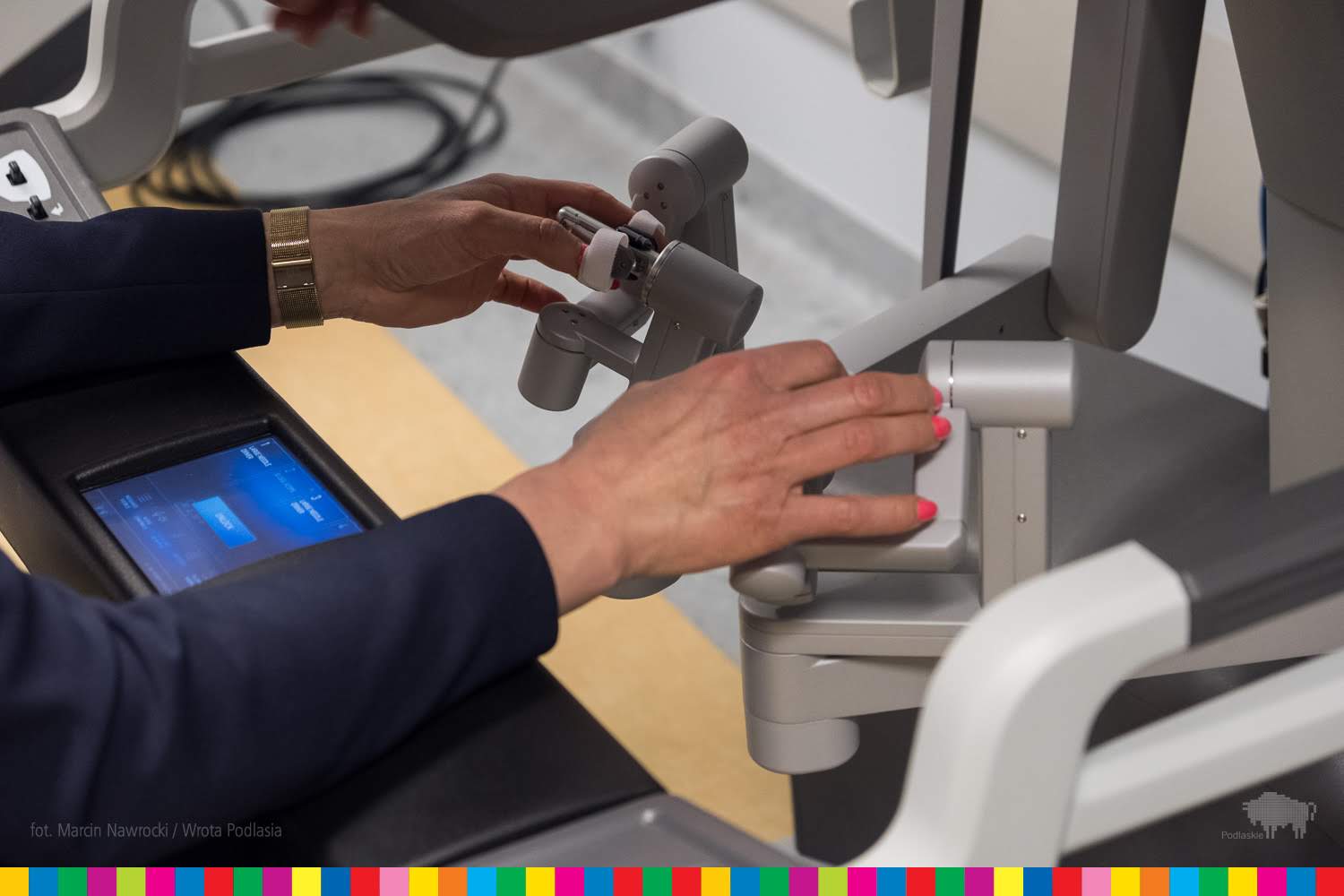 Kobieta dotyka konsoli sterującej robotem
