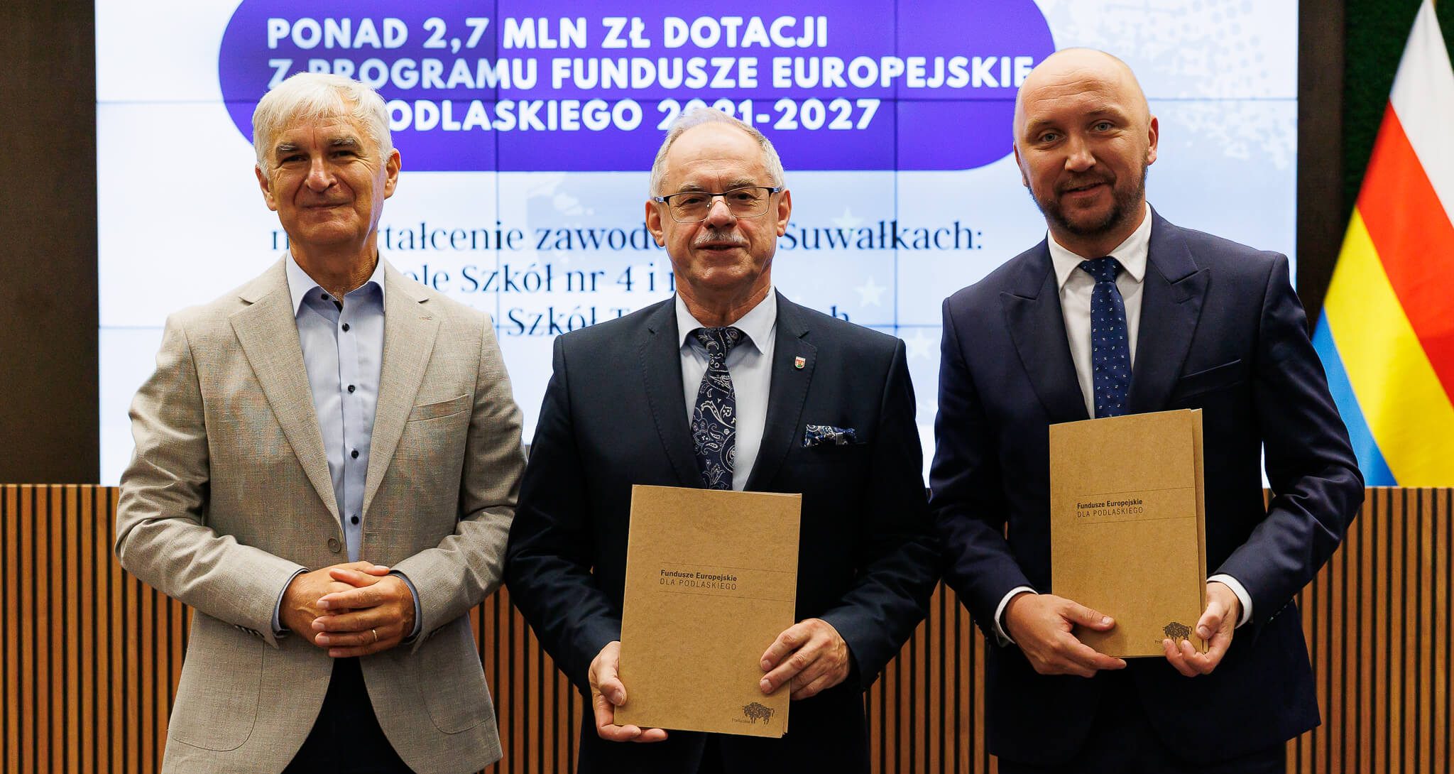 Sygnatariusze umowy pozują do pamiątkowego zdjęcia