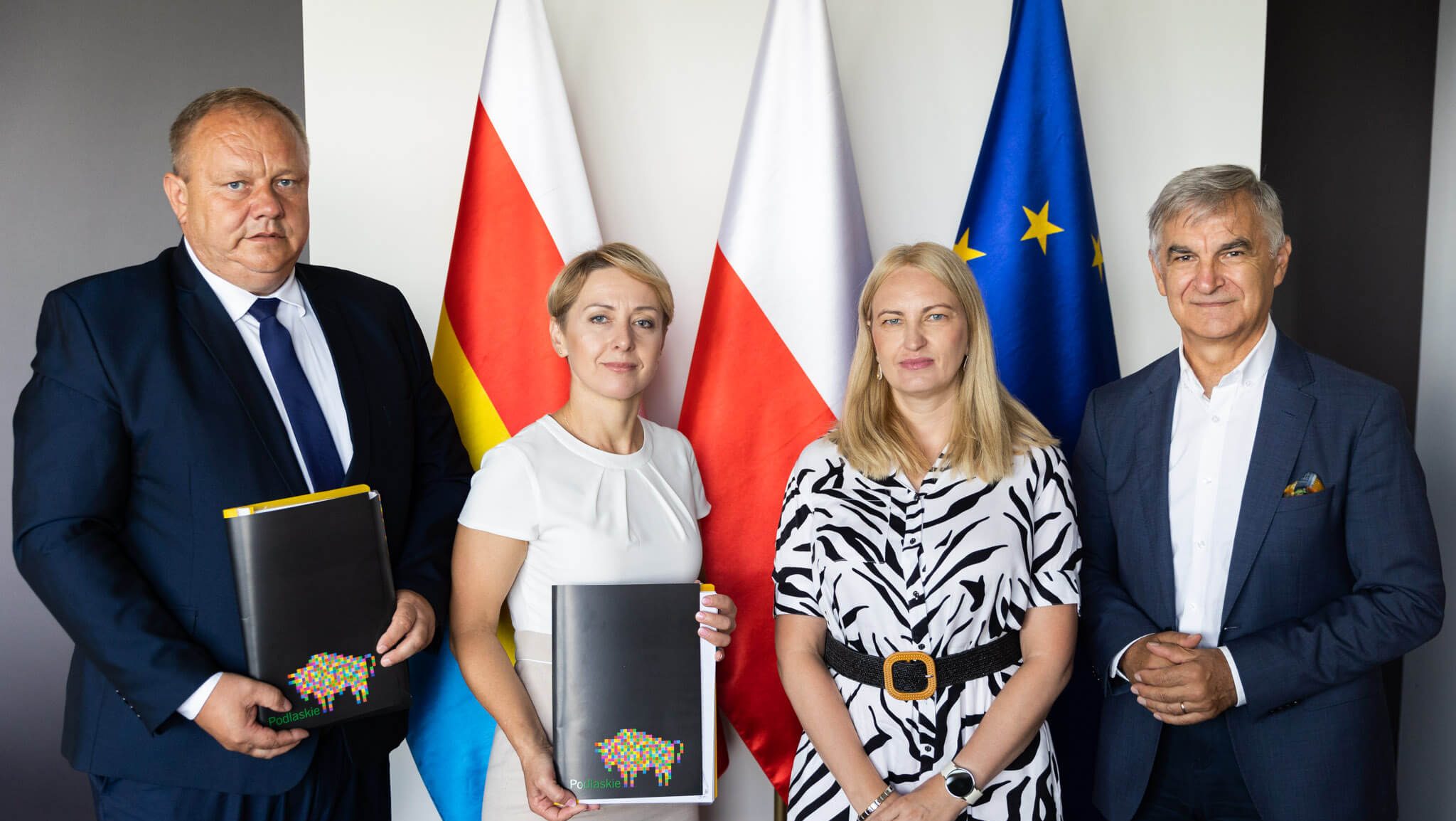Sygnatariusze umowy pozują do pamiątkowego zdjęcia