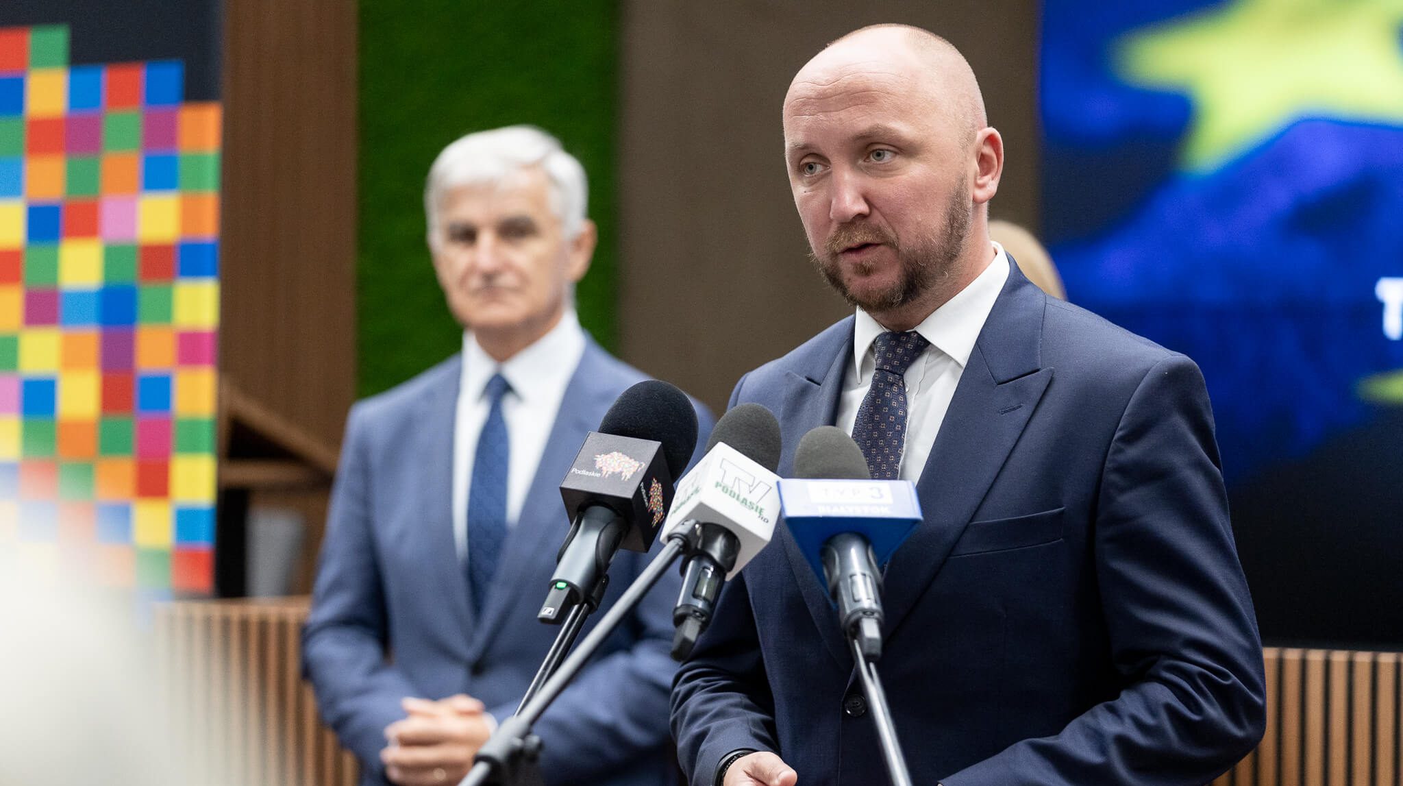 Marszałek Łukasz Prokorym mówi do mikrofonów