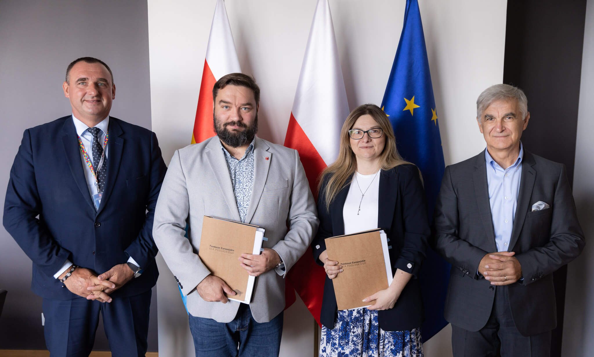 Sygnatariusze umowy pozują do pamiątkowego zdjęcia
