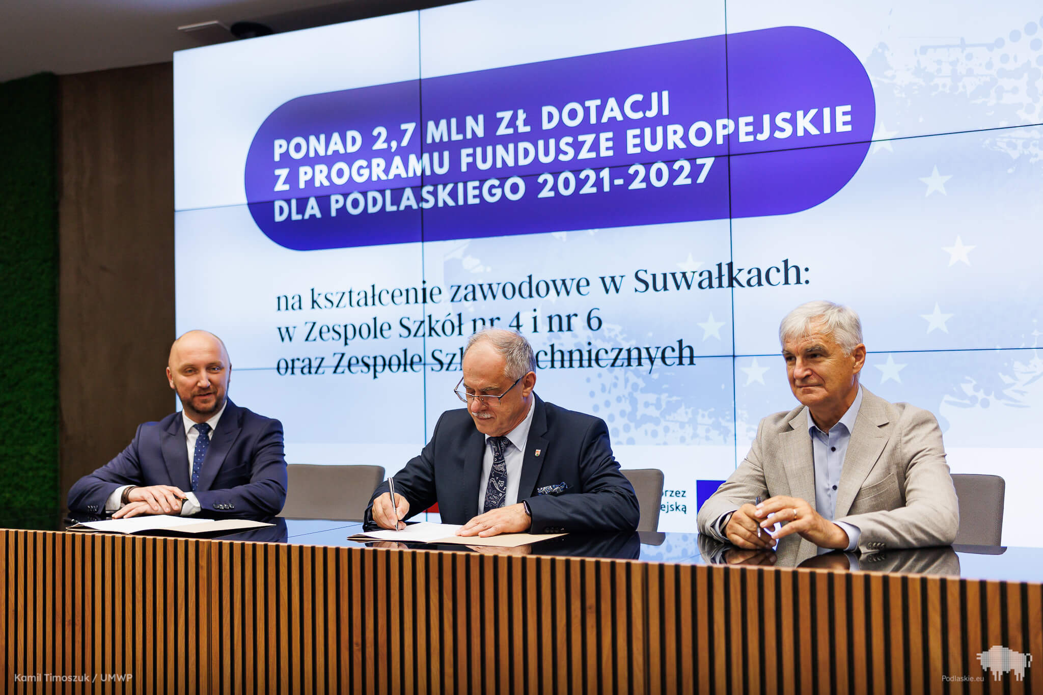 Przedstawiciele samorządów podpisują umowę o dofinansowanie