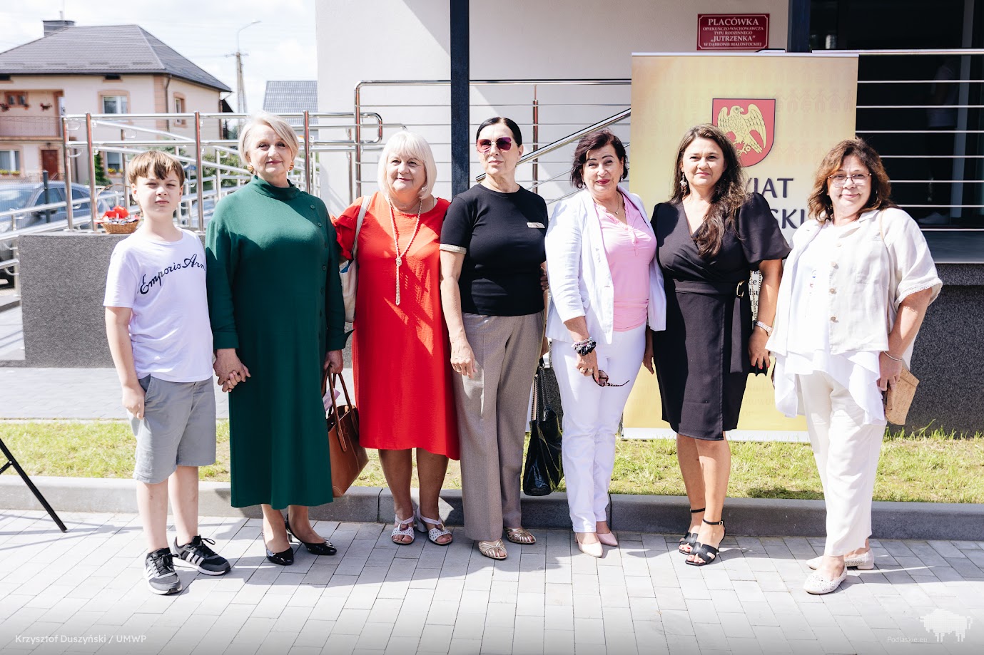 Grupa osób pozuje do pamiątkowego zdjęcia