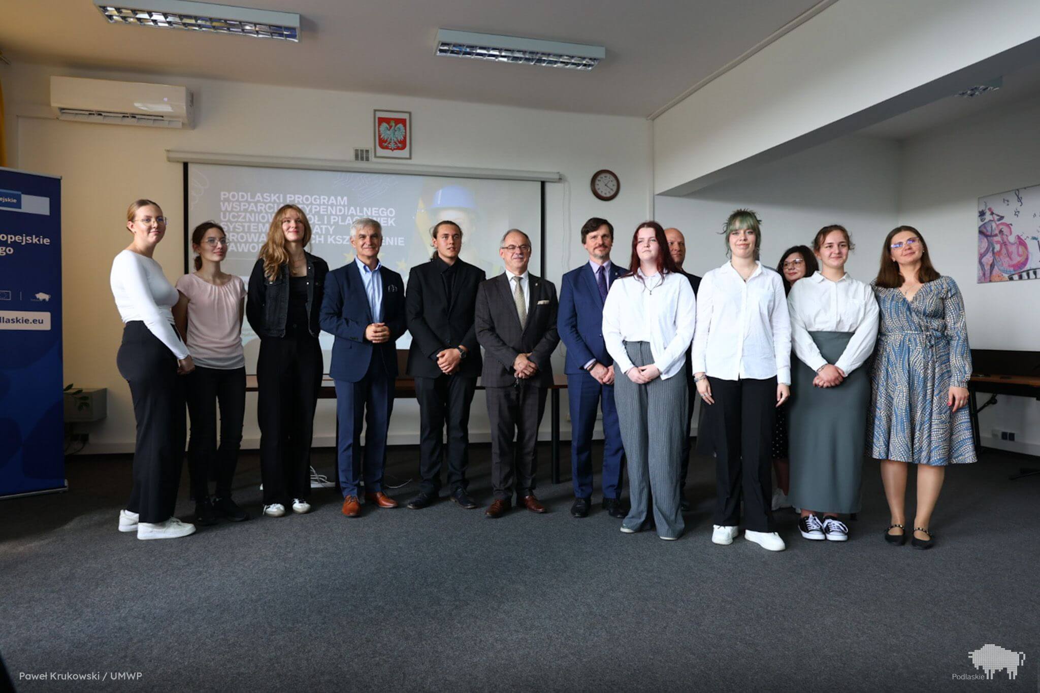 Uczestnicy konferencji prasowej pozują do pamiątkowego zdjęcia