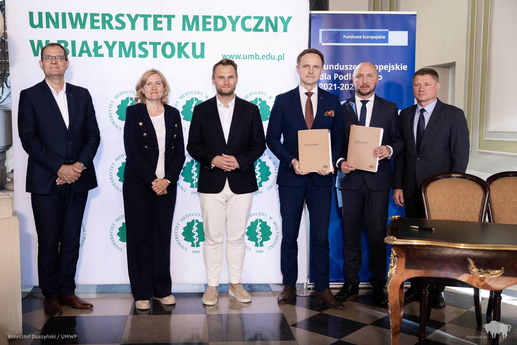 Sygnatariusze umowy pozują do pamiątkowego zdjęcia