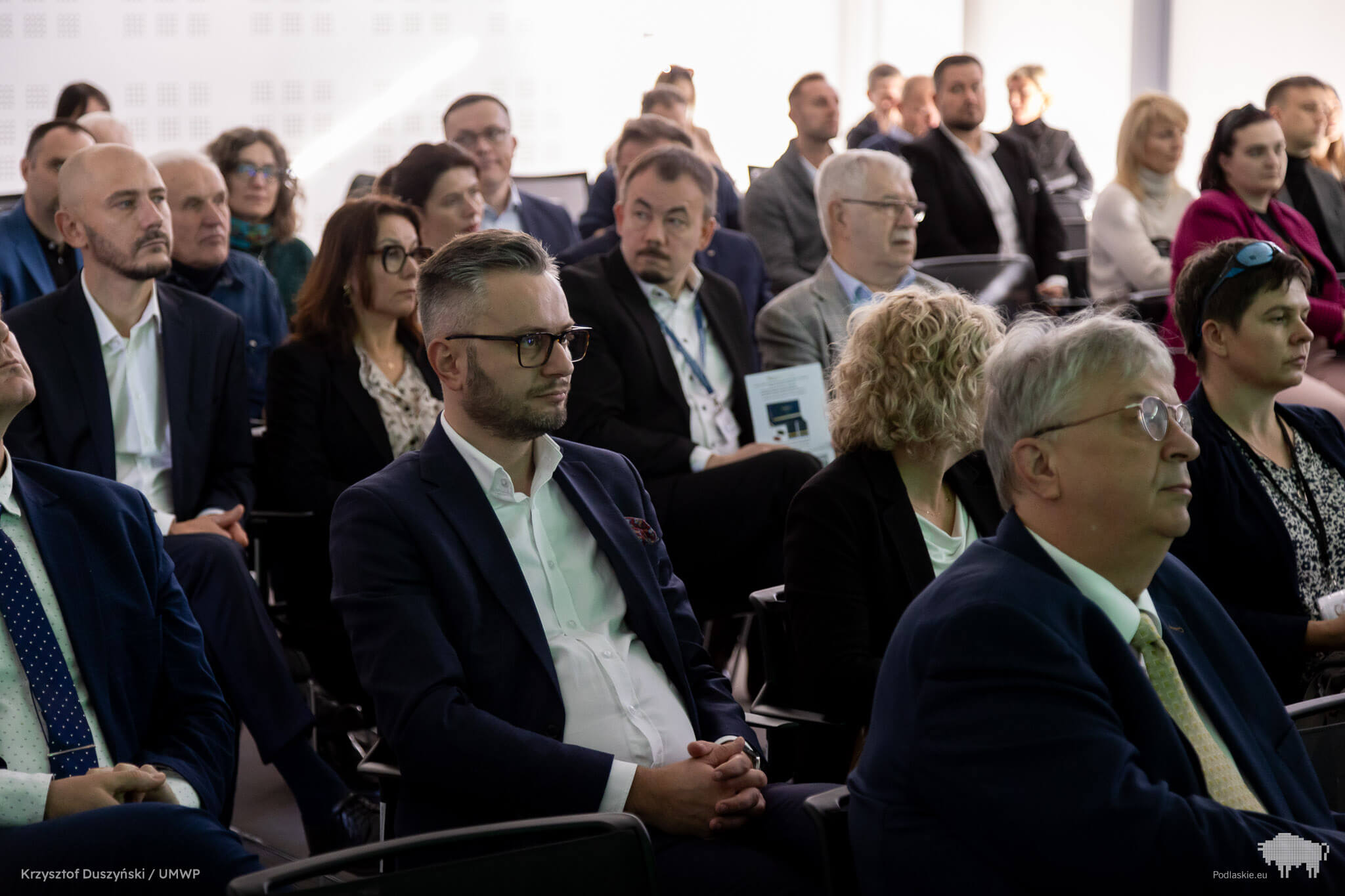 Uczestnicy konferencji siedzą na widowni